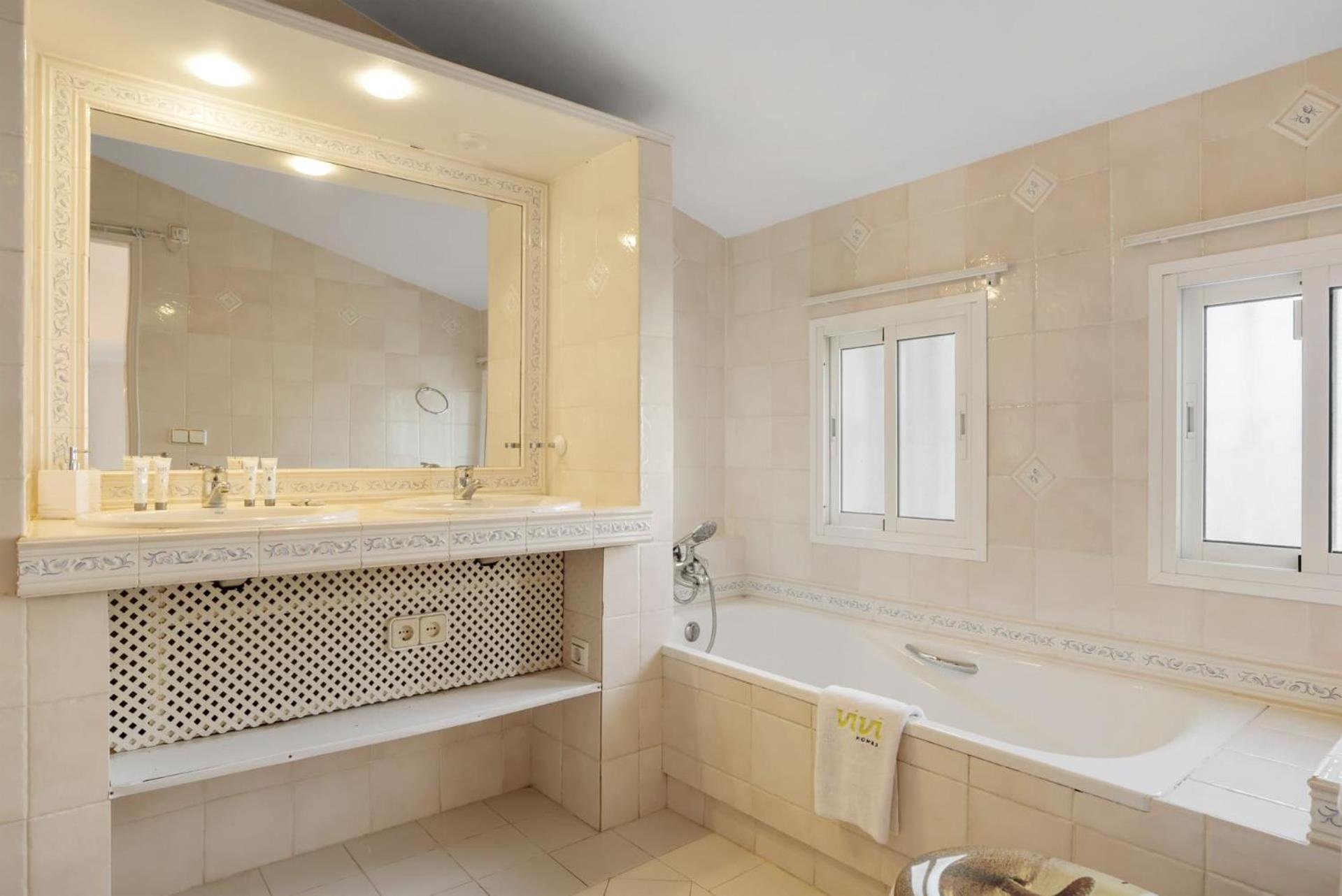 Villa Vivi Homes - Casa Blanca