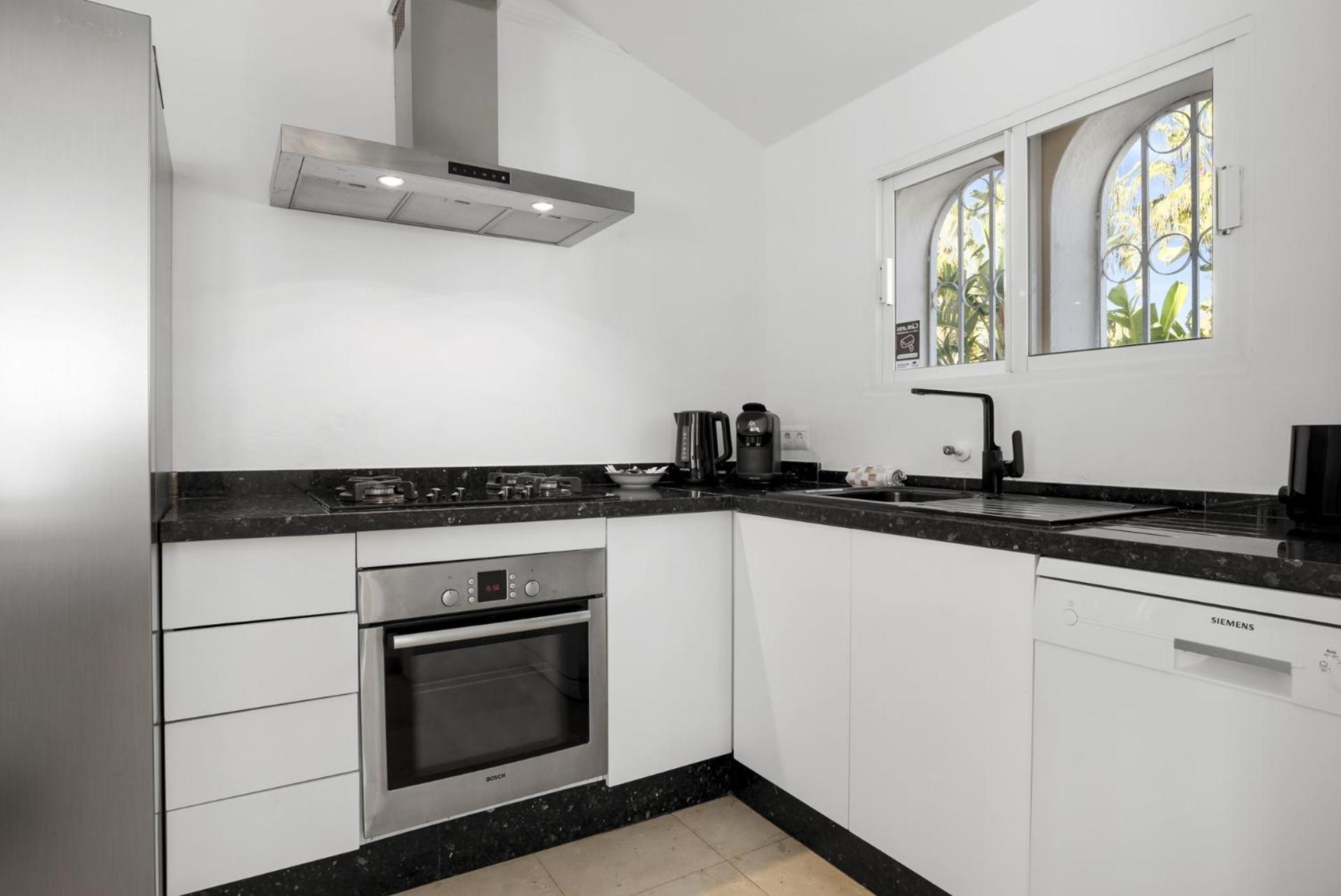 Vivi Homes - Casa Blanca Villa