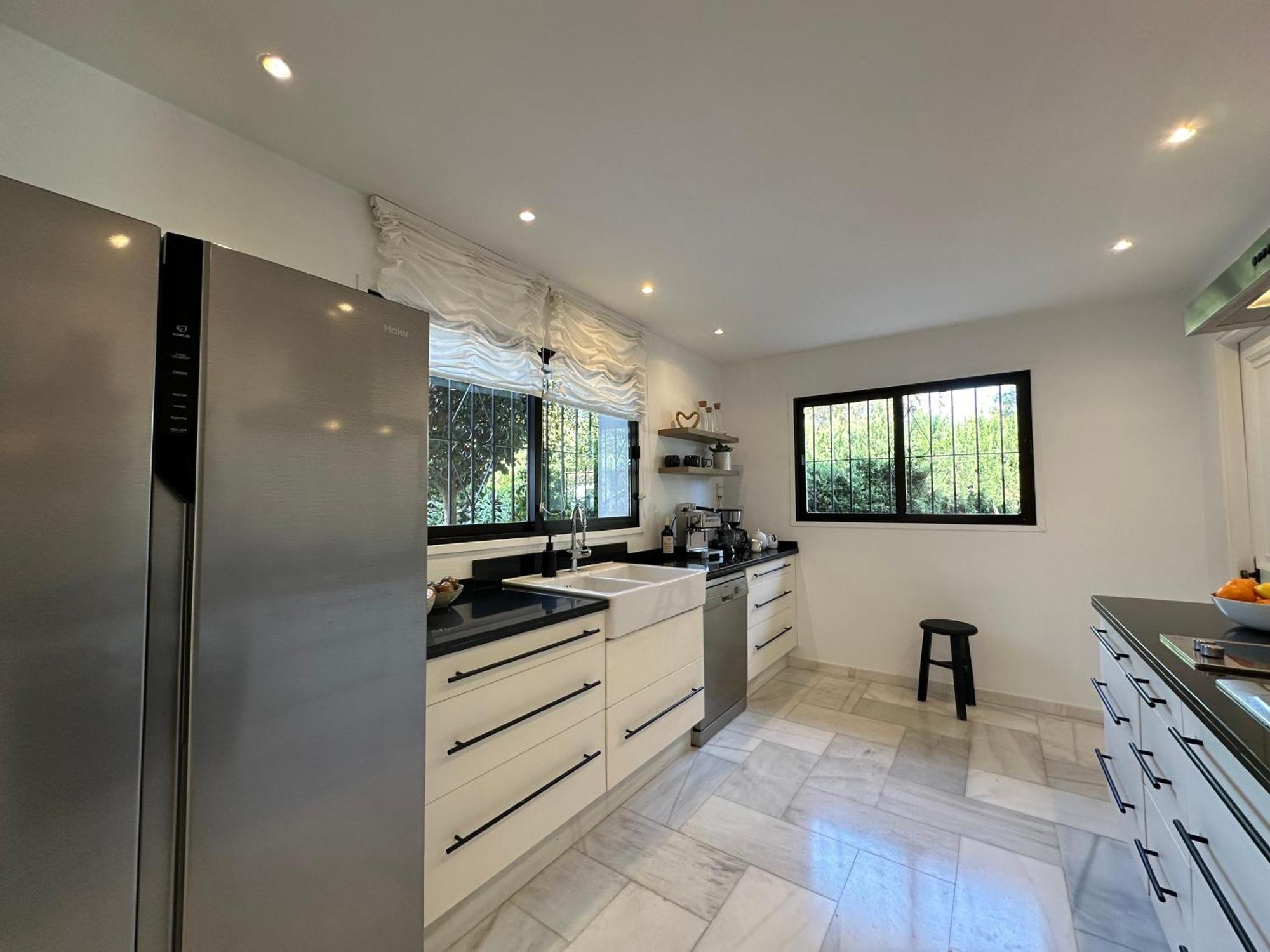 Bianca Elegant 4br Beachside Near Golf, Restaurants & Puerto Banus Holiday home *