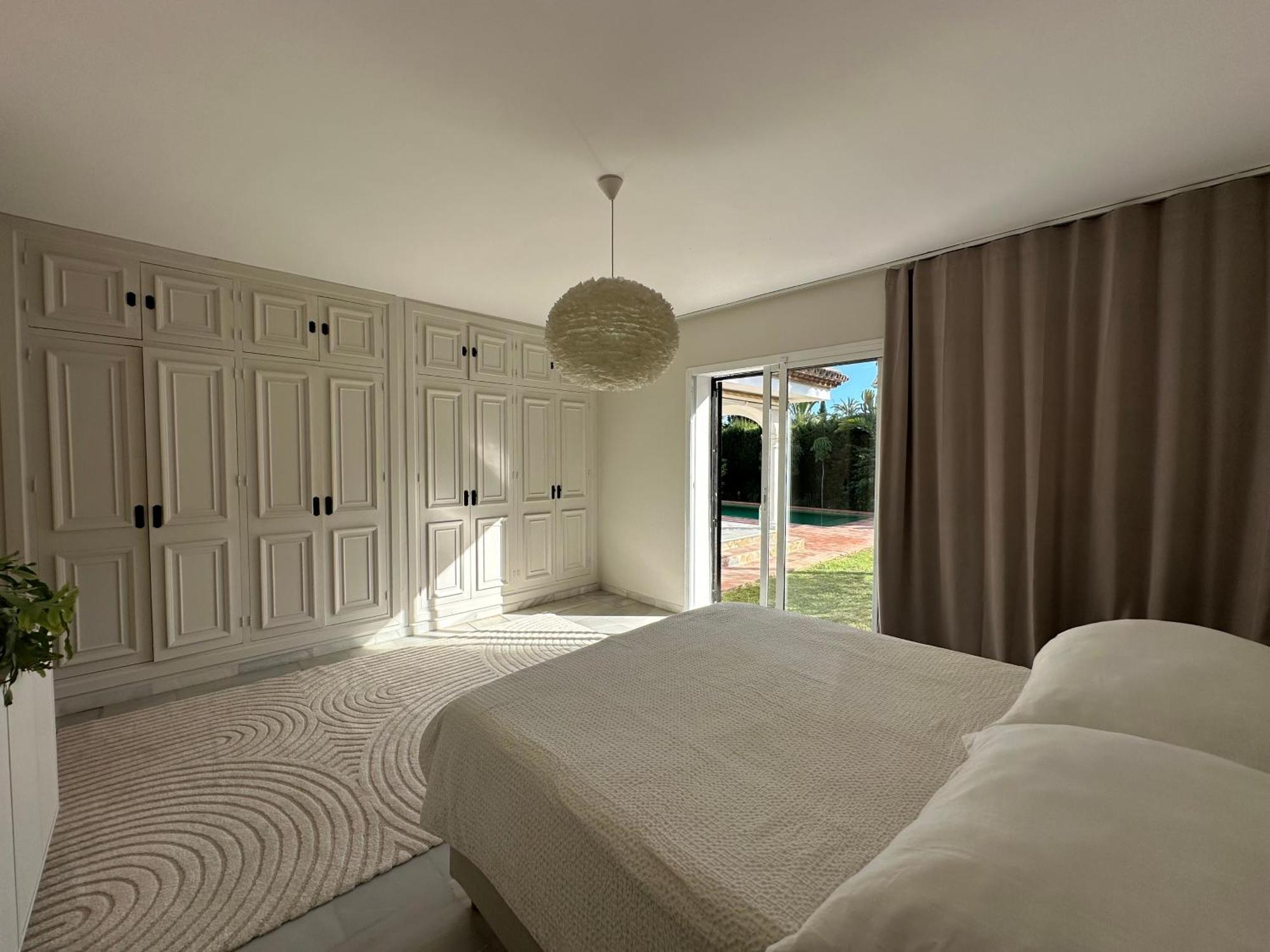 Bianca Elegant 4br Beachside Near Golf, Restaurants & Puerto Banus Holiday home *