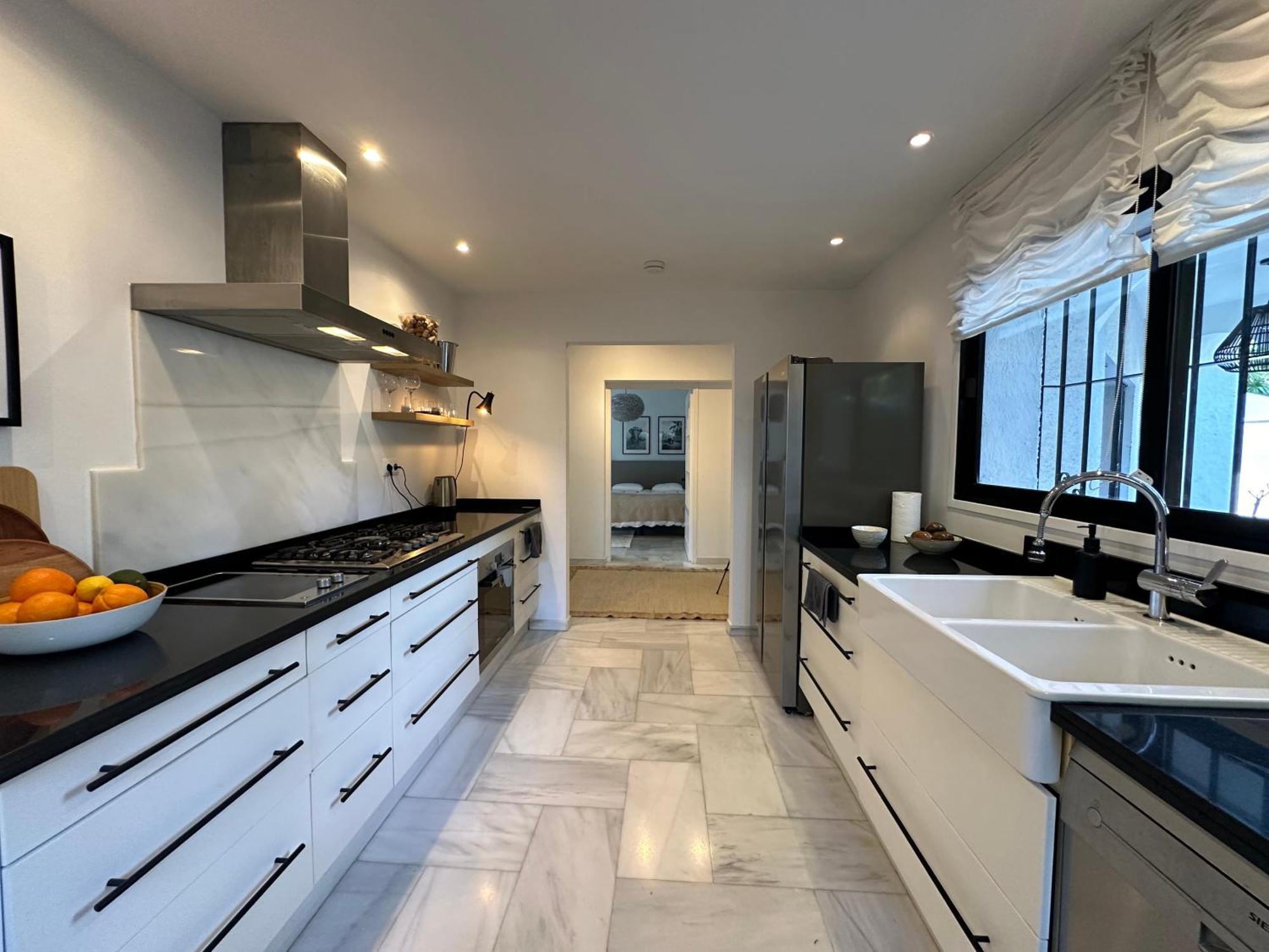Bianca Elegant 4br Beachside Near Golf, Restaurants & Puerto Banus Holiday home Estepona