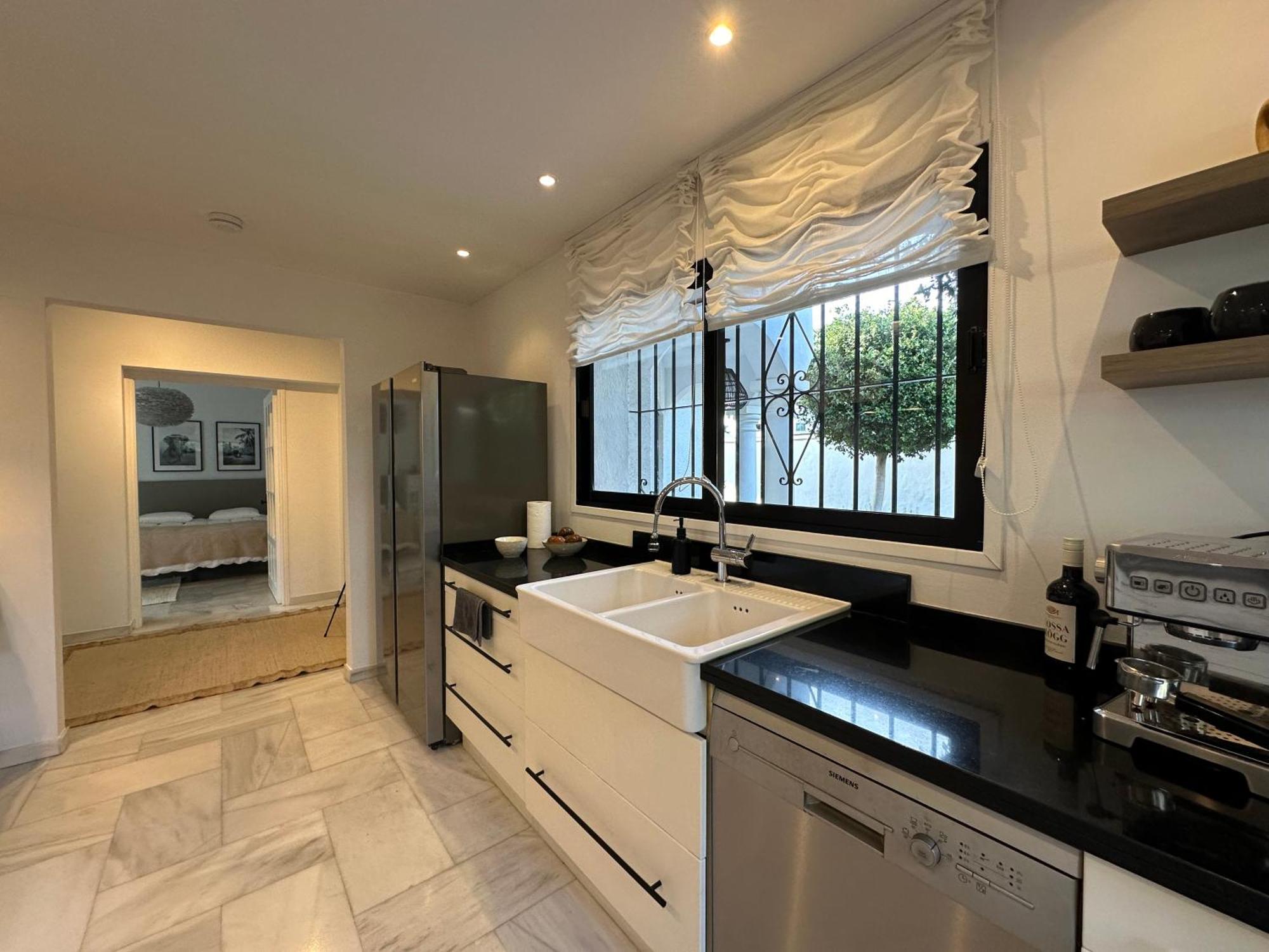 Bianca Elegant 4br Beachside Near Golf, Restaurants & Puerto Banus Holiday home