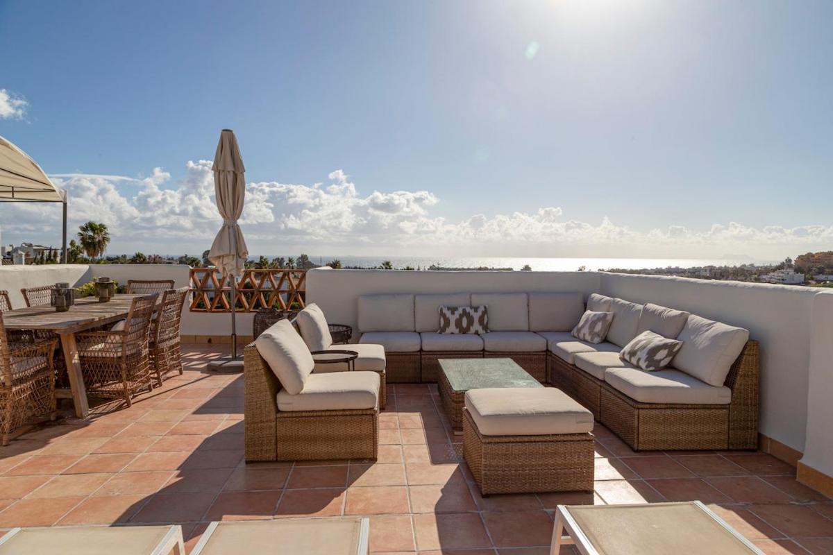 Bright 3 Bedroom Townhouse With Stunning Views *