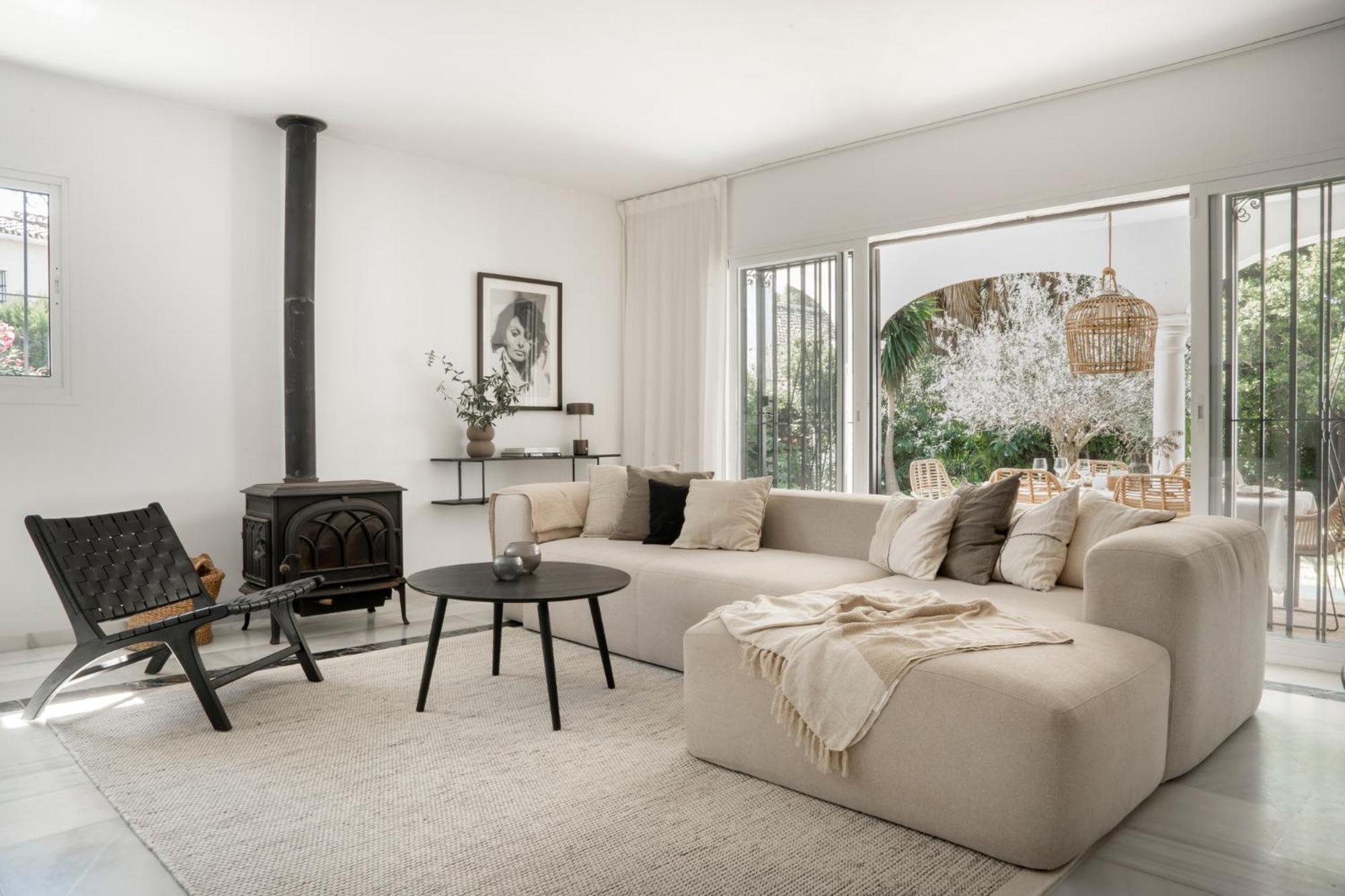 Bianca Elegant 4br Beachside Near Golf, Restaurants & Puerto Banus Holiday home