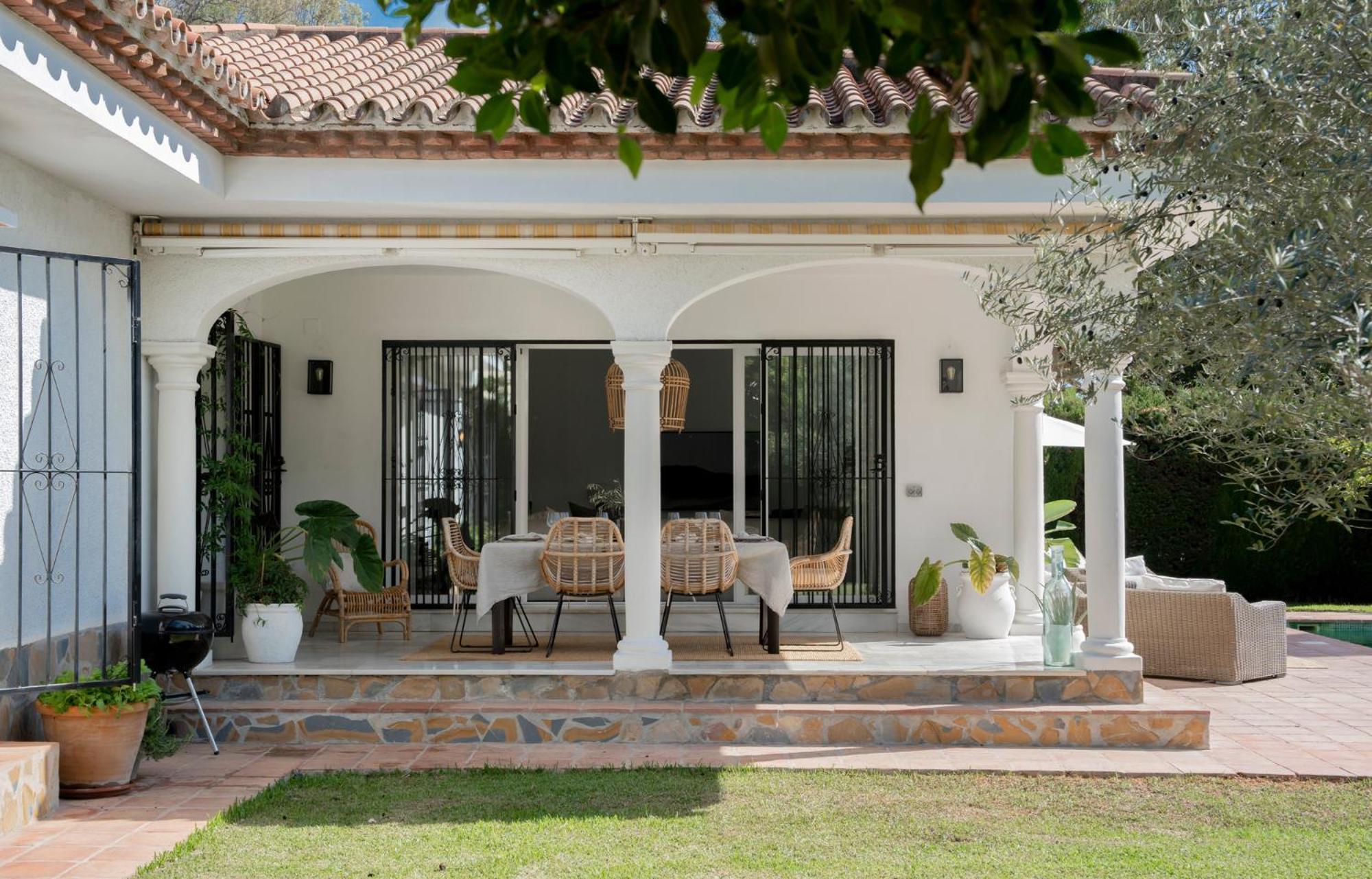 Bianca Elegant 4br Beachside Near Golf, Restaurants & Puerto Banus Holiday home Estepona