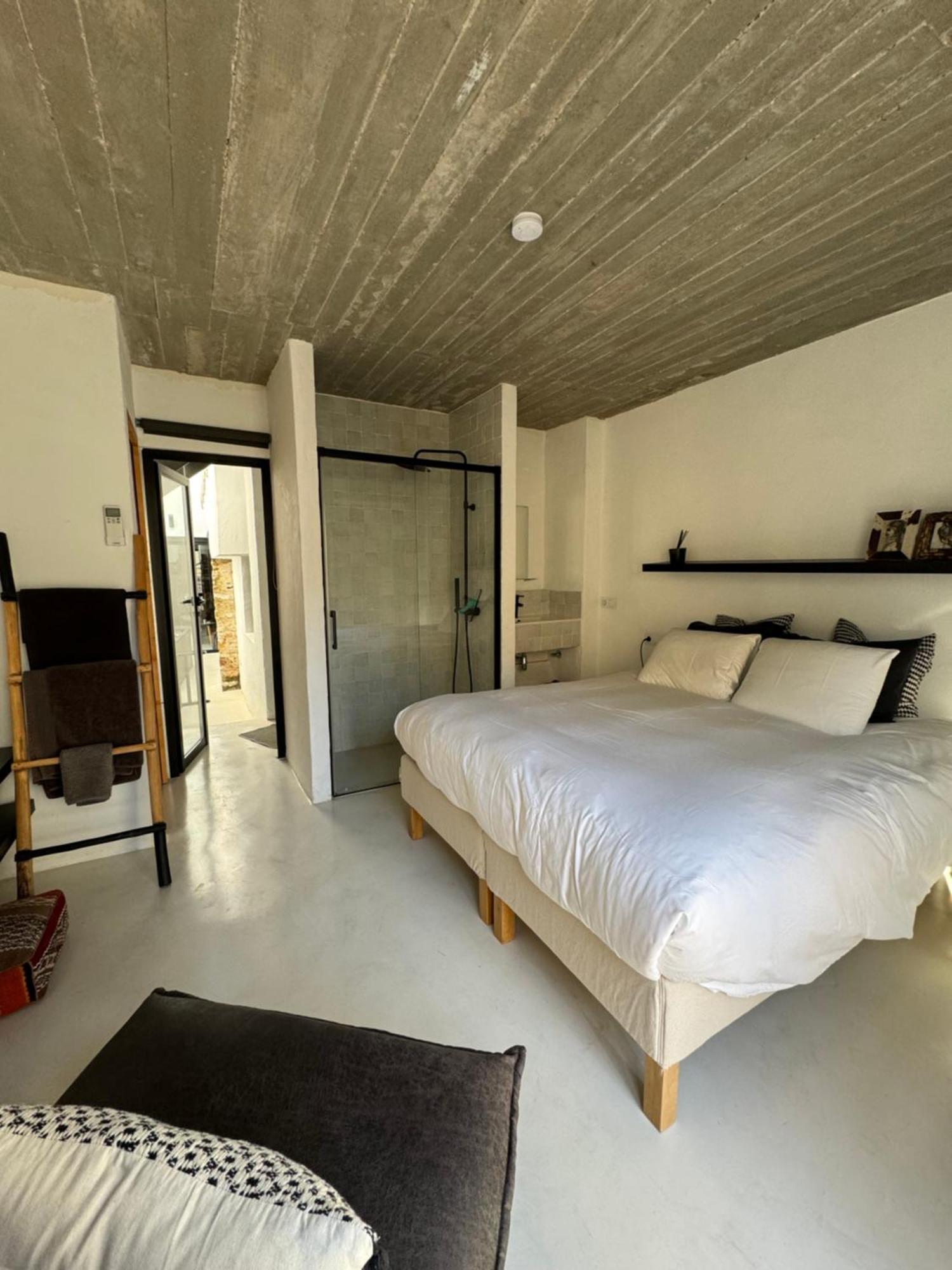 Unique Townhouse With Rooftop Pool Holiday home