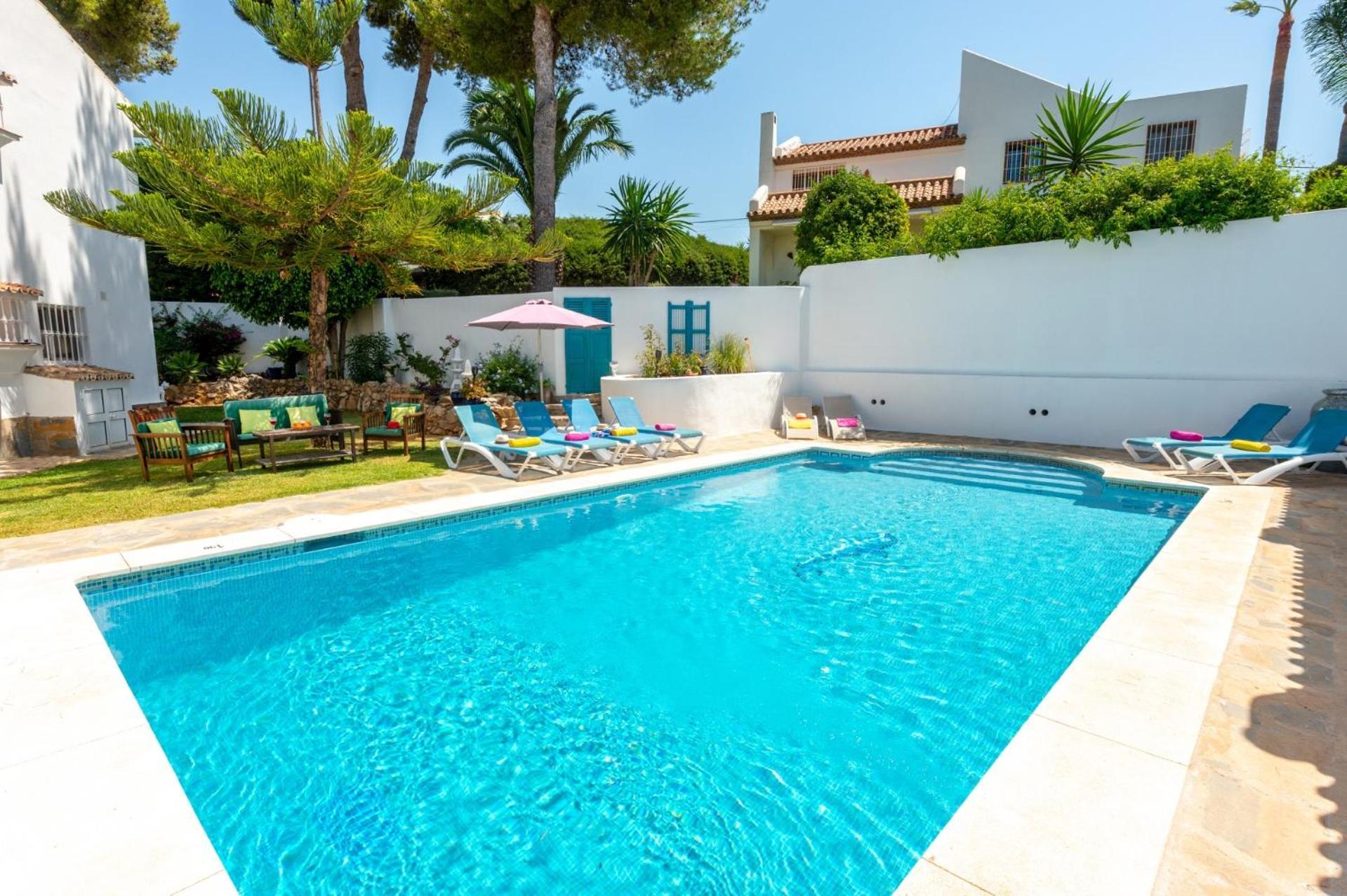 Villa Holivista Elegant 4-bedroom Spanish In Estepona