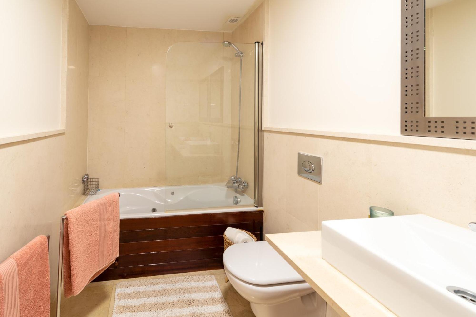 Elegant Getaway Near Padierna Marbella Lux Apartamento