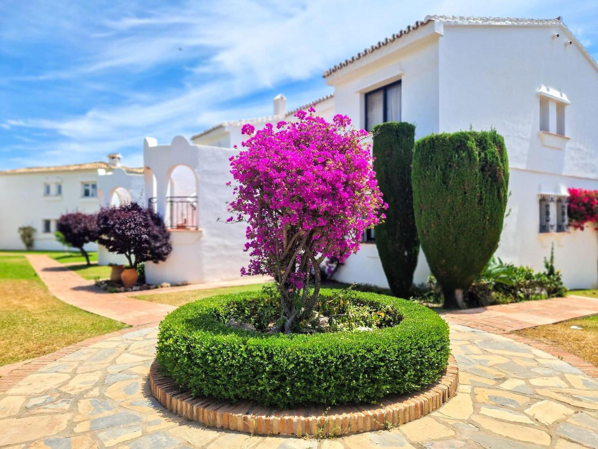 Modern Two Bedroom In Pueblo Cortes Del Golf Benahavis Apartment *