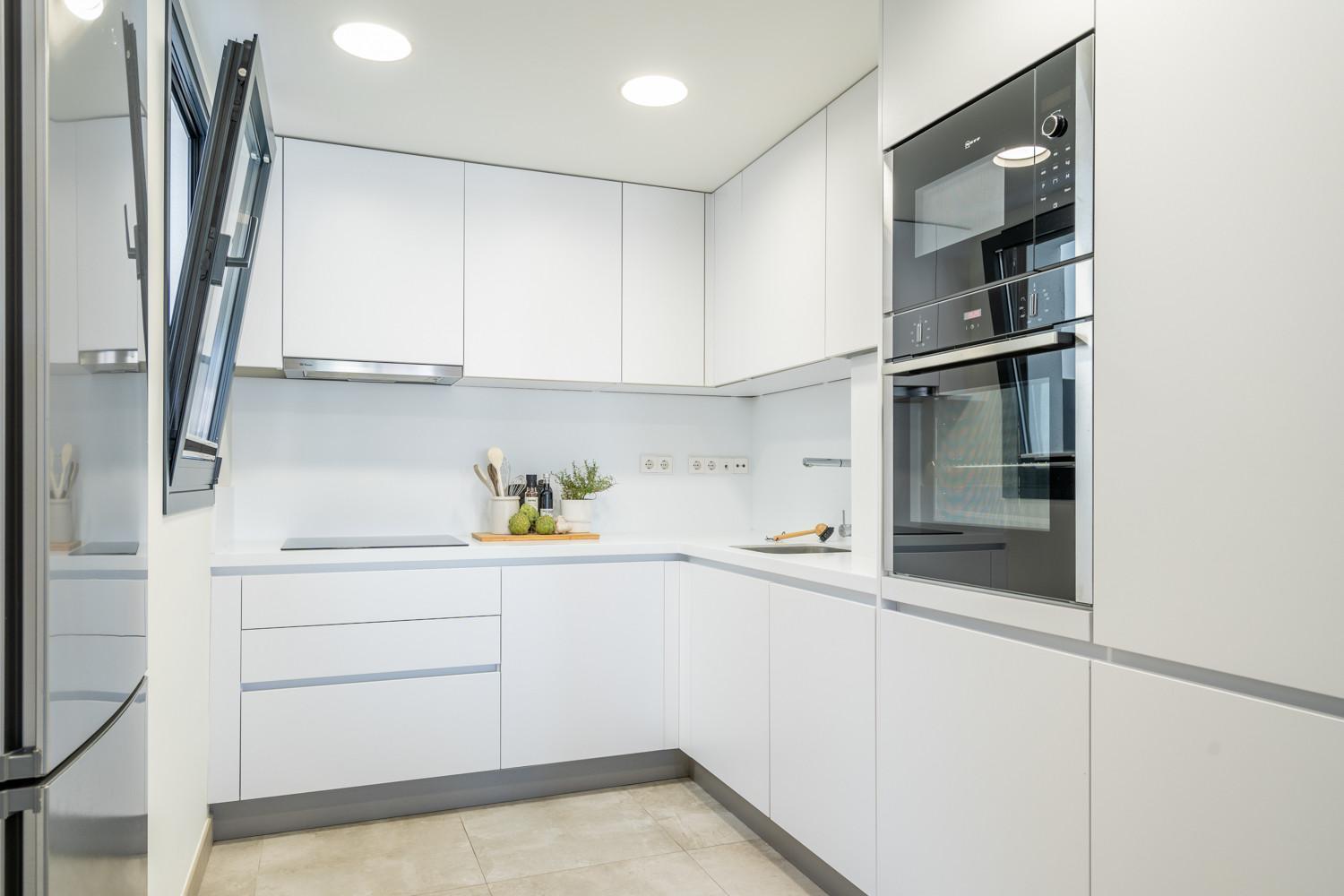 Inf26f - Modern And Bright Apartment