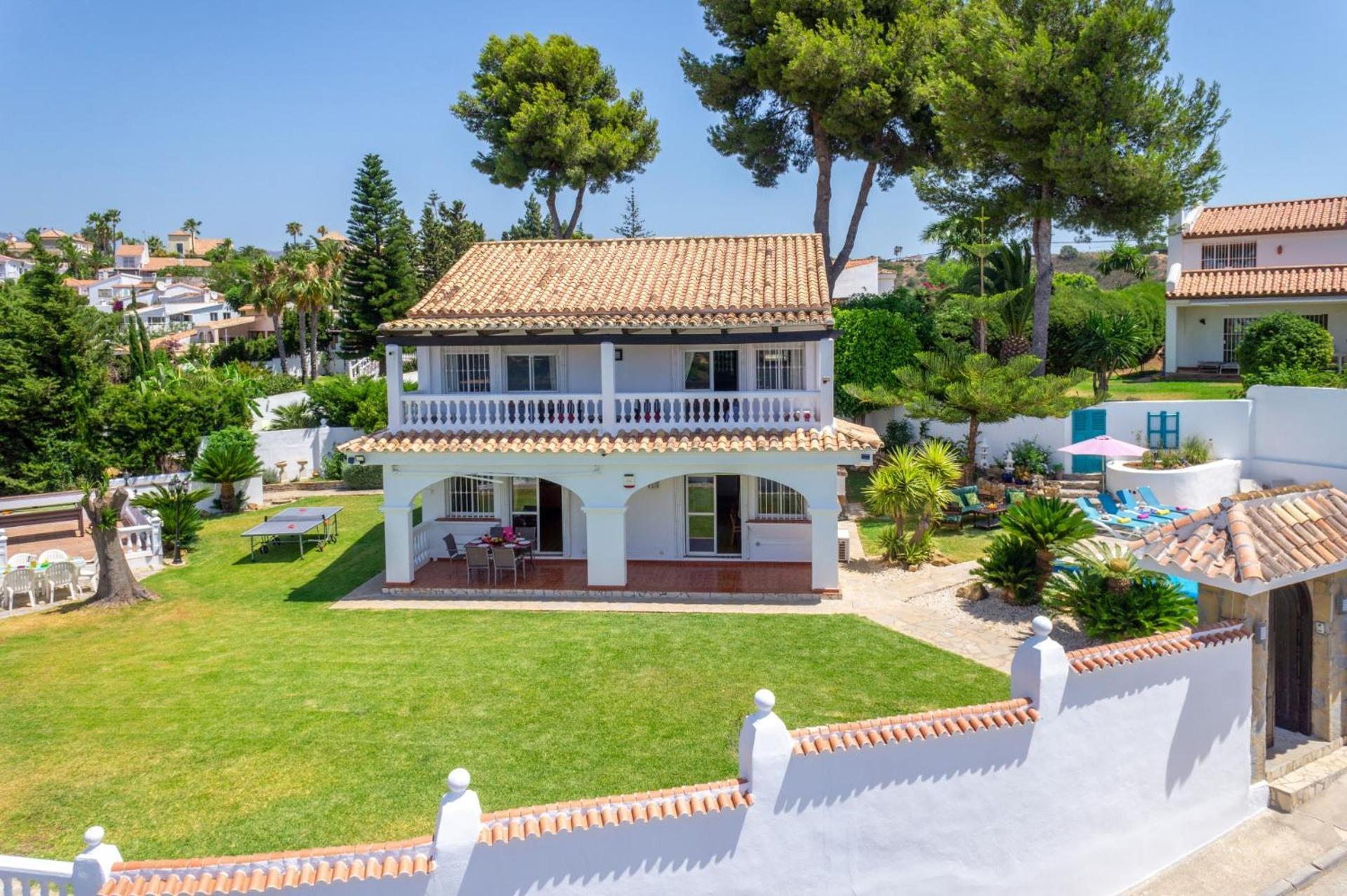Villa Holivista Elegant 4-bedroom Spanish In