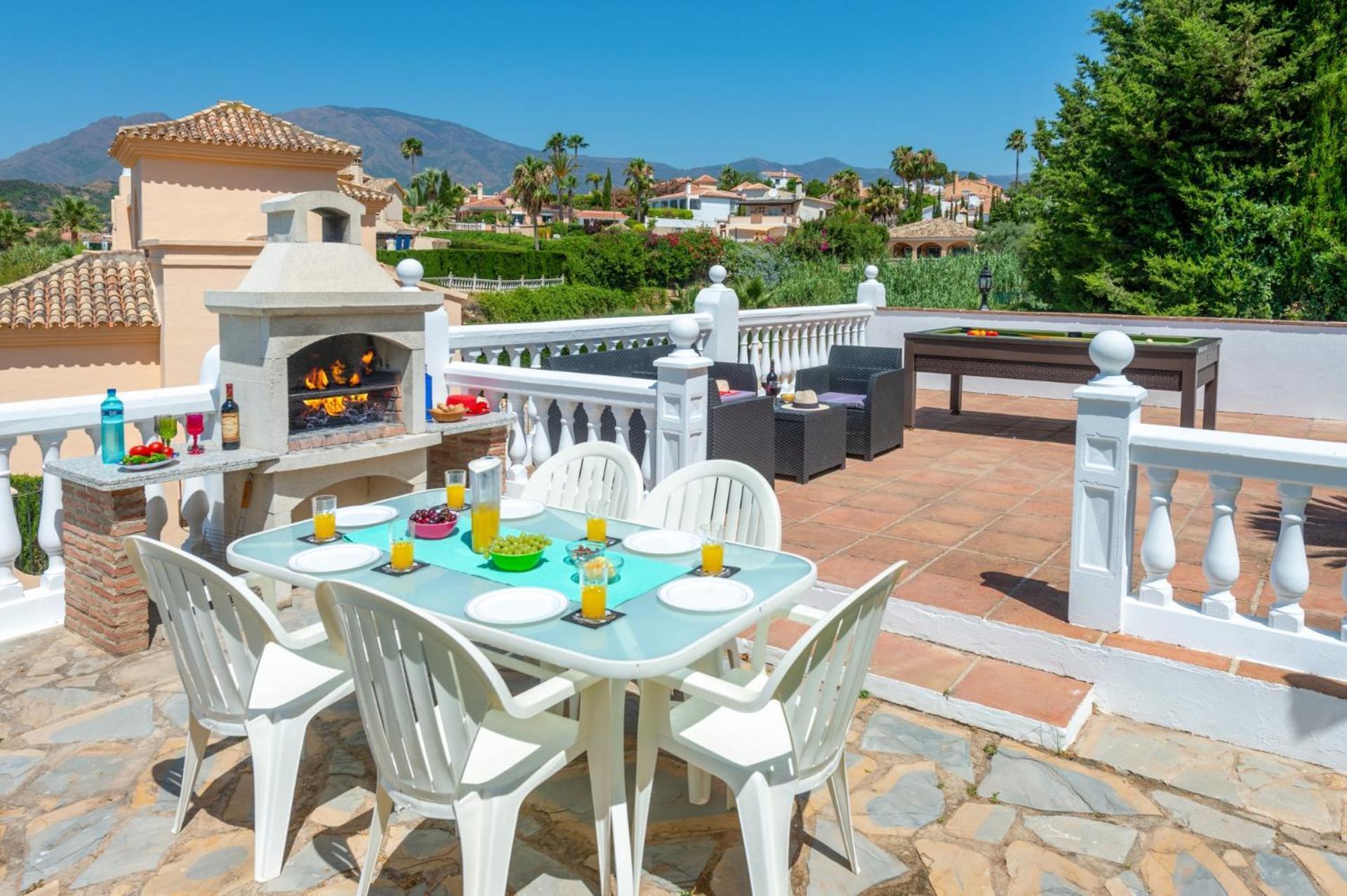 Holivista Elegant 4-bedroom Spanish In Villa *