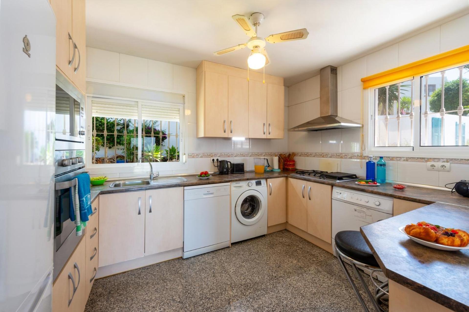 Villa Holivista Elegant 4-bedroom Spanish In Estepona