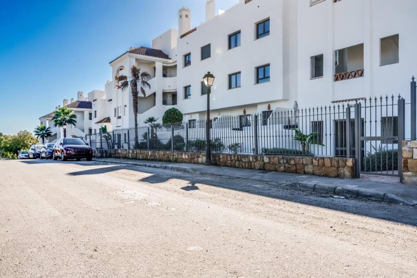 Sunset Golf Escape - Stijlvol New Golden Mile Apartment Estepona