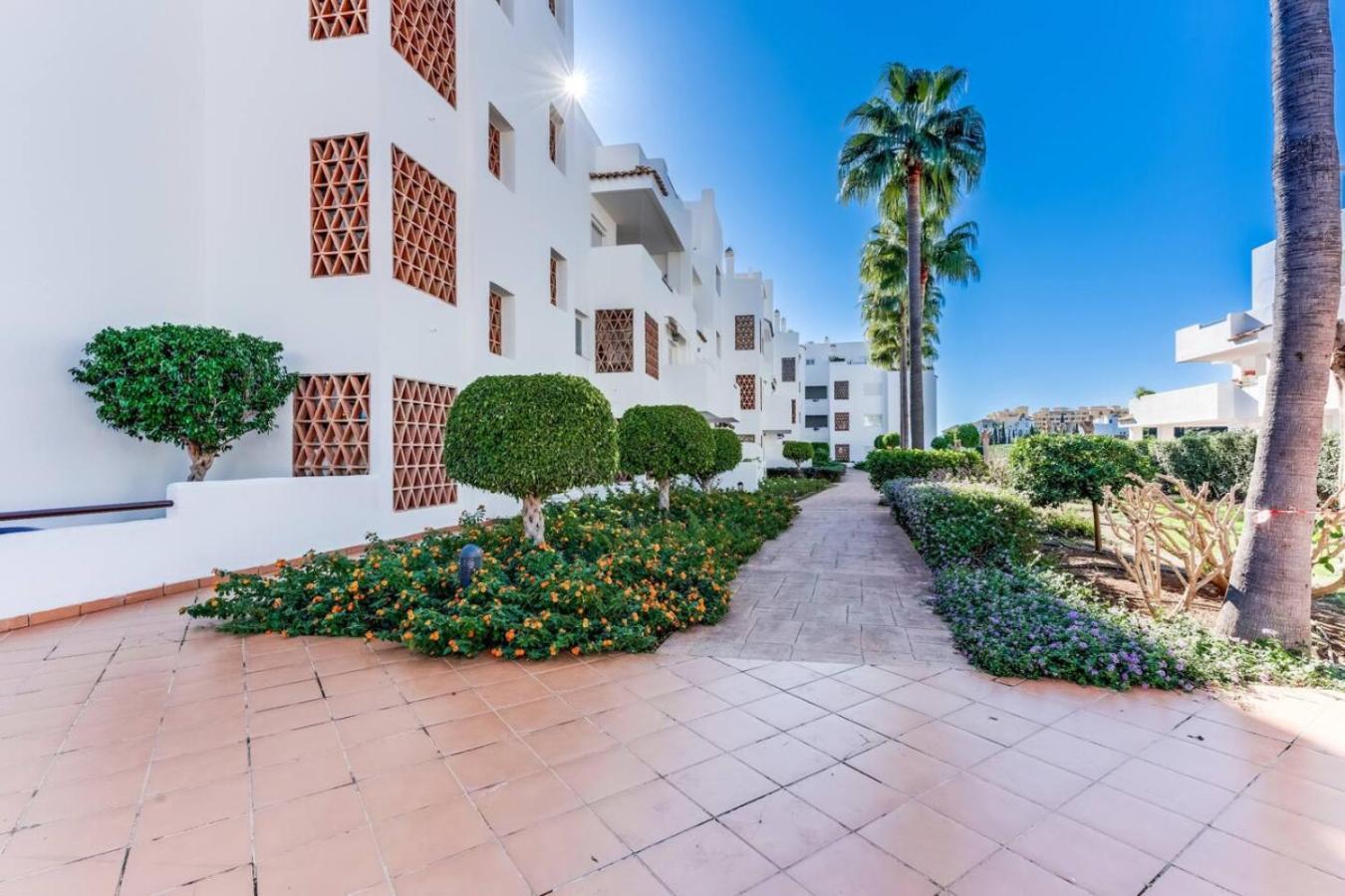 Beautiful Casita Near Lunymar Golf Course With Stunning Views Estepona