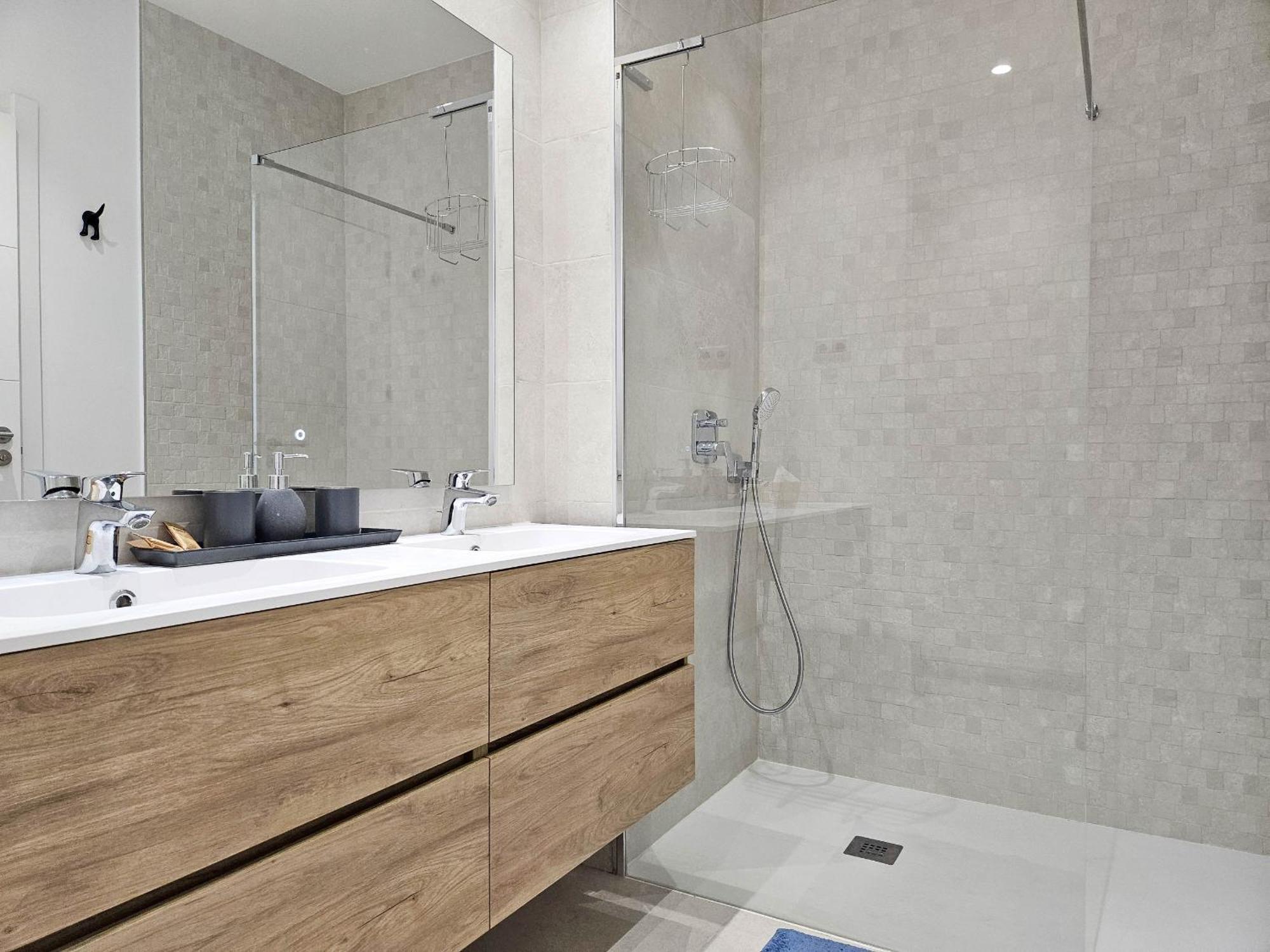 Apartment Modern 2 Bed Ground Floor Cortesin