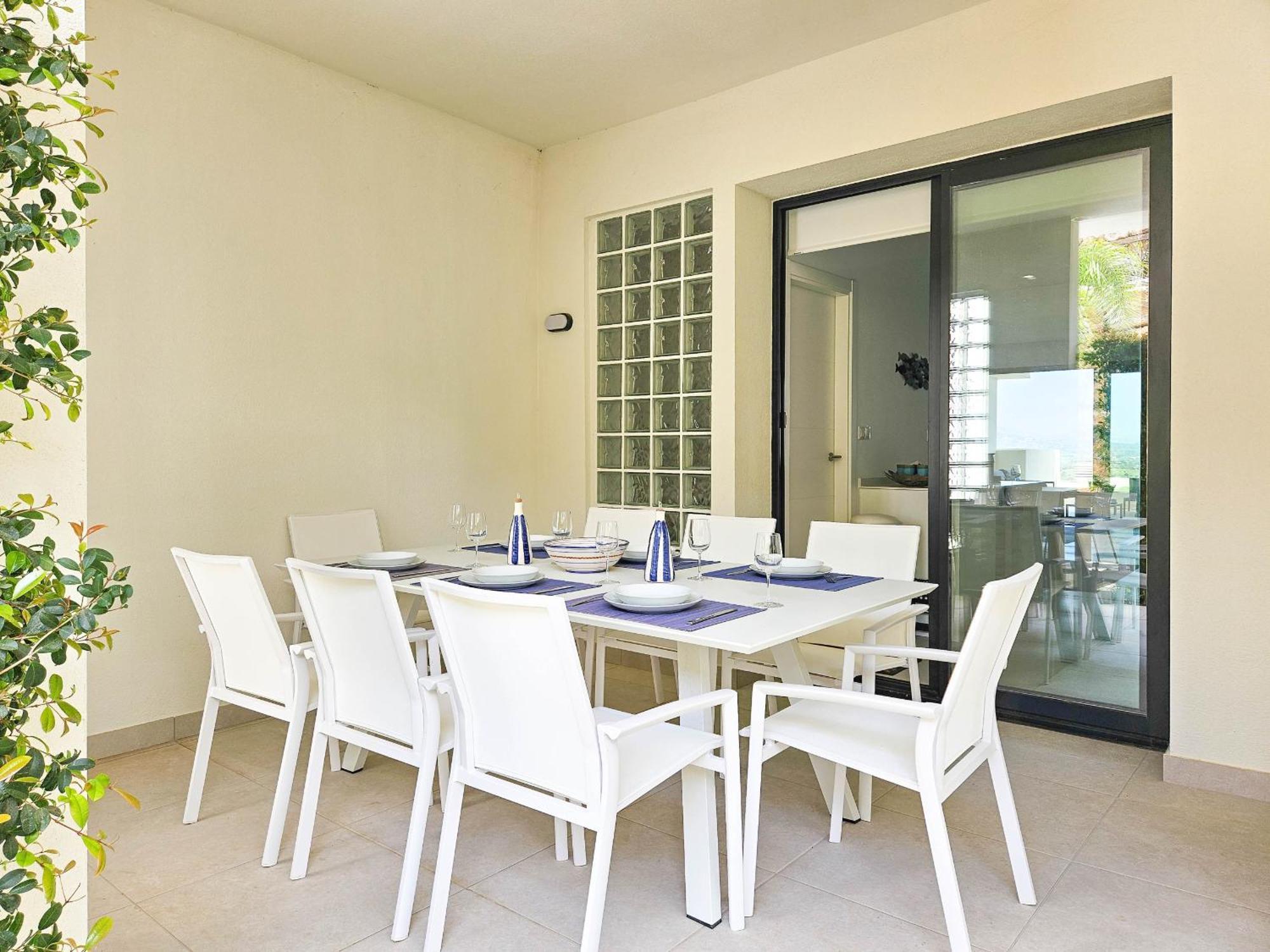 Modern 2 Bed Ground Floor Cortesin Apartment *