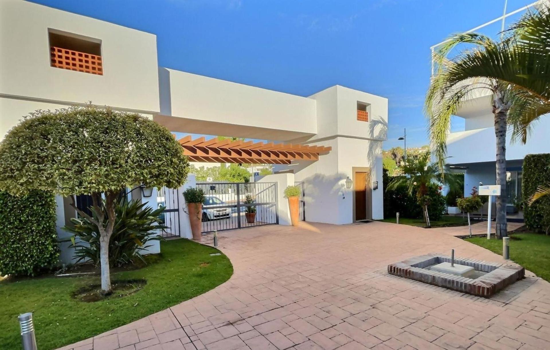 Stunning 2-bedroom Duplex Penthouse In El Paraiso, * Estepona