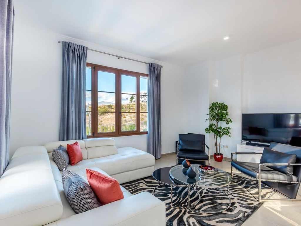 Con Piscina Climatizada Y Vistas Al Golf Villa