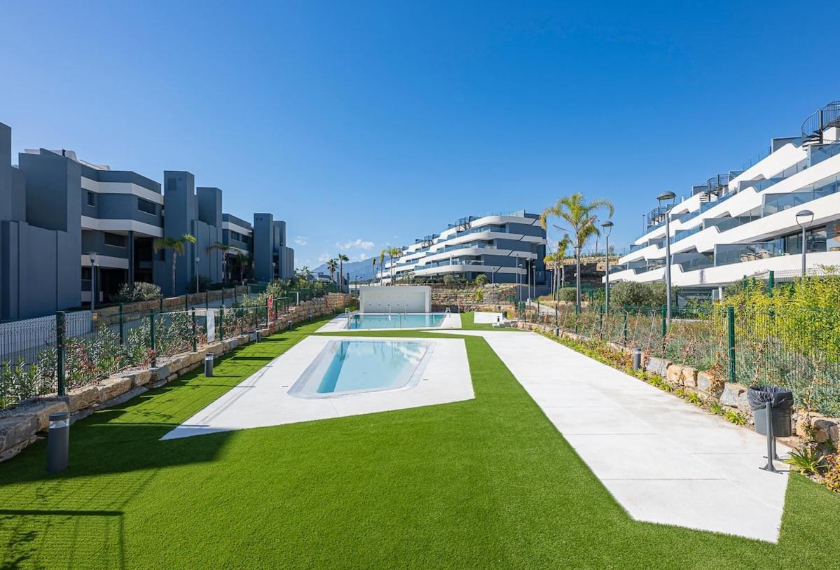 Magnificent 3-bedroom Apartment, Terrace, Sauna And Swimming Pools Apartment *