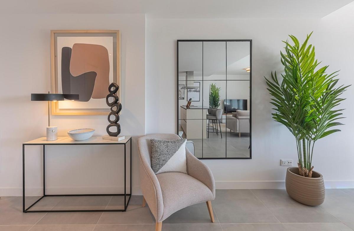 Magnificent 3-bedroom Apartment, Terrace, Sauna And Swimming Pools Apartment *