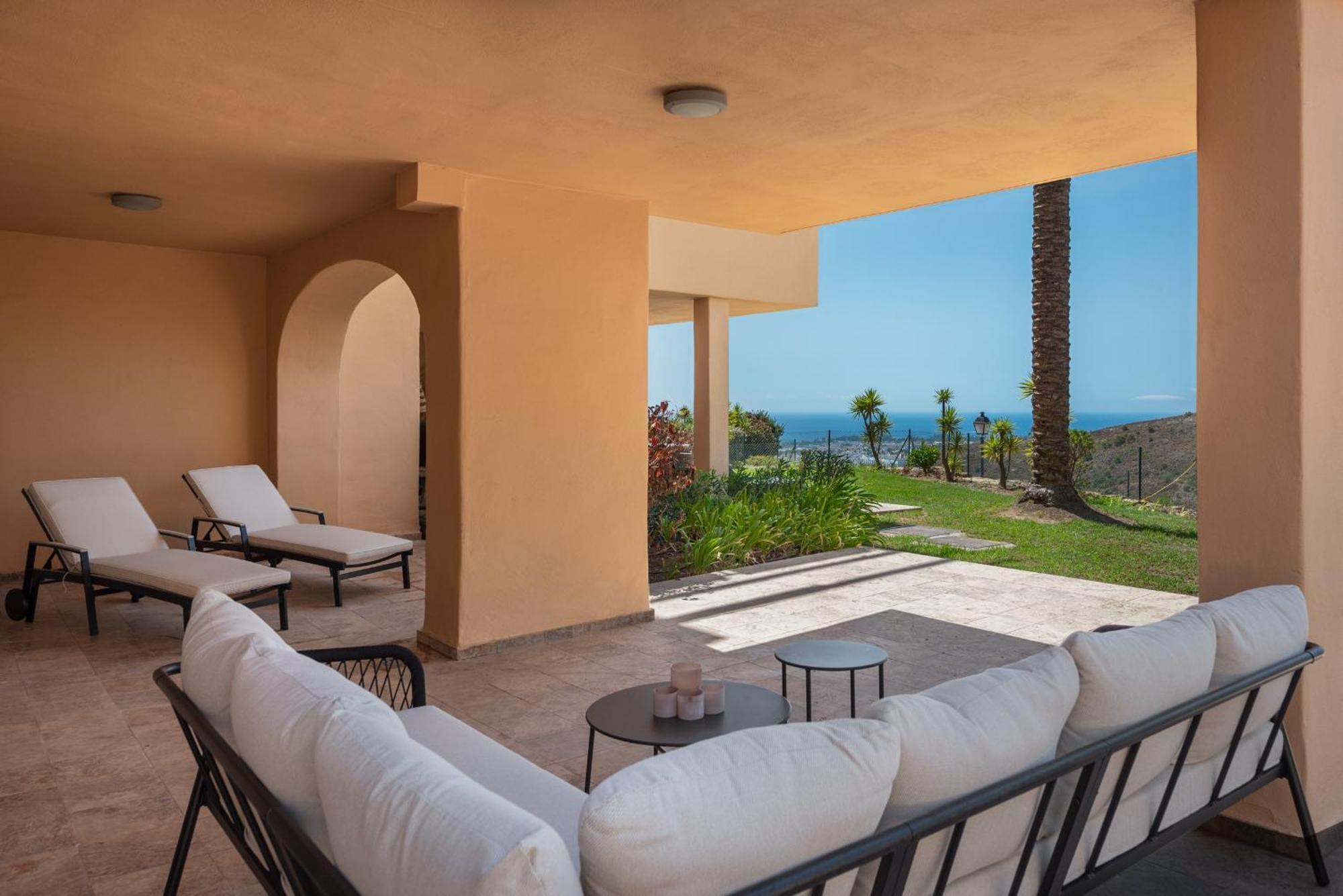 Serene 3-bedroom With Sea And Sunset Views Apartment