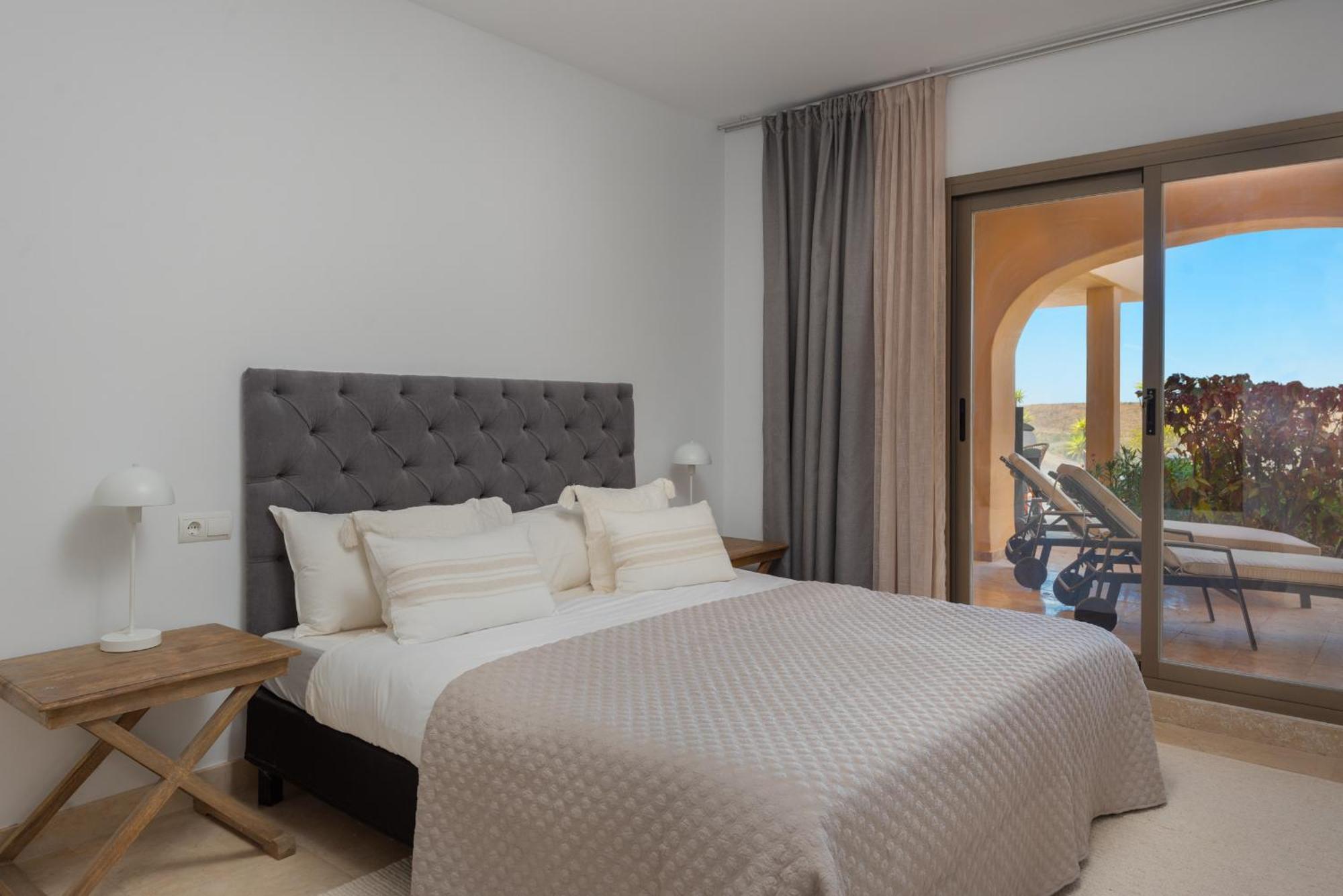Apartment Serene 3-bedroom With Sea And Sunset Views *
