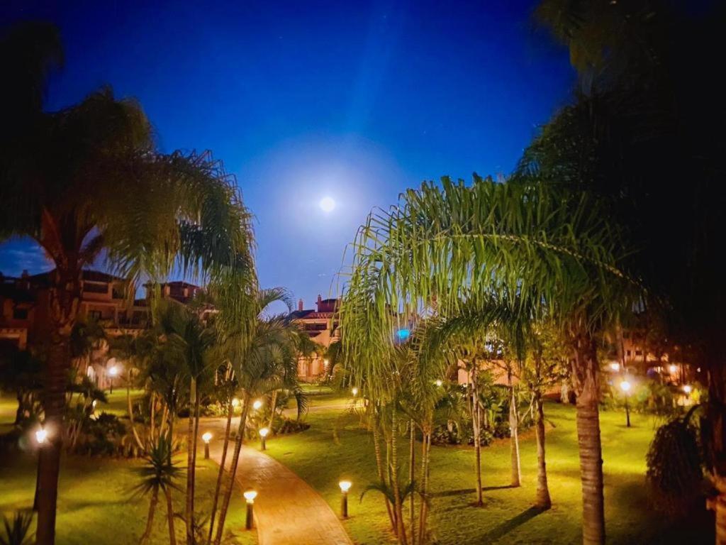 Apartment Marbella I Beachside And Extra Spacious, Next To Marriott Playa Andaluza, Private Heated Jacuzzi, 6 Swimming Pools, Gym, Padel & Tennis *