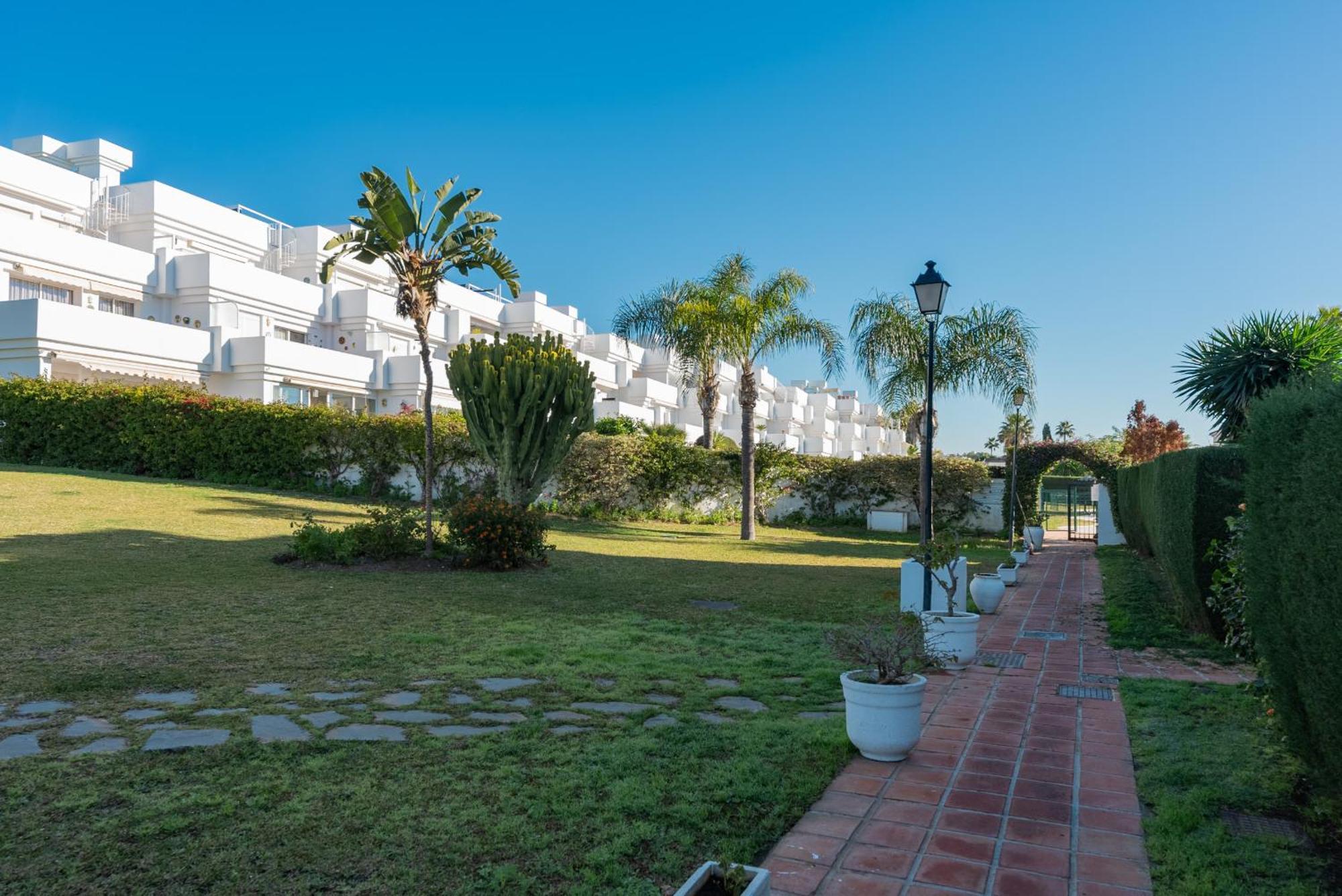 Cozy 3-bedroom Ground Floor With Large Garden Apartment *