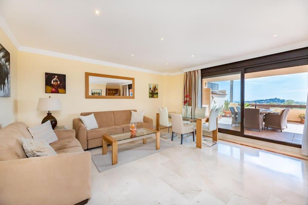 Apartment Spacious With Views, Pools + Rdr346 *