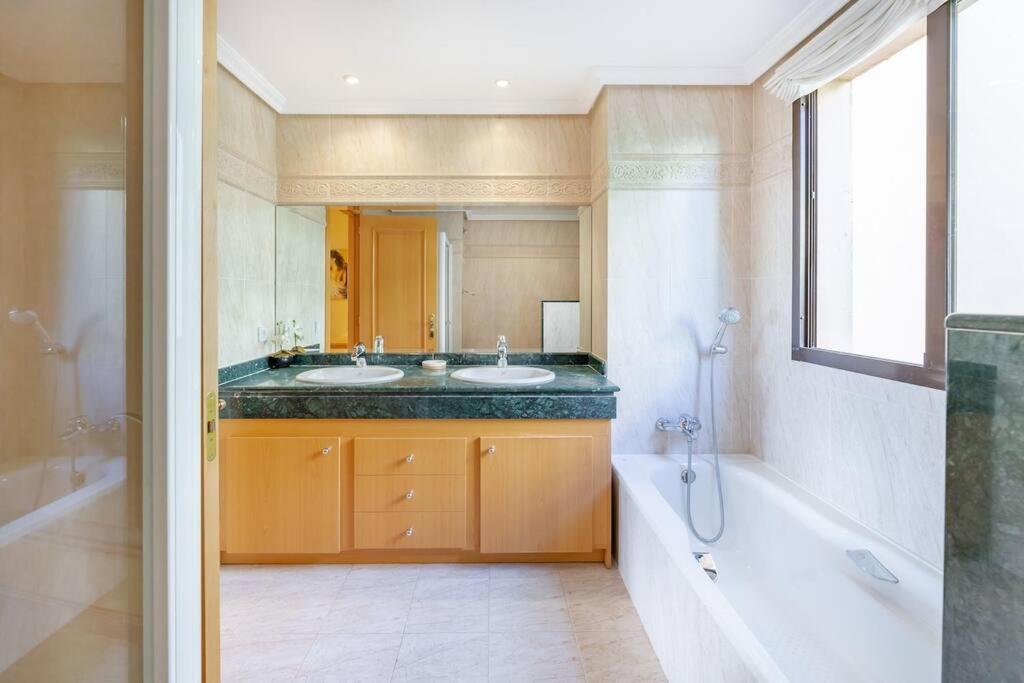 Spacious With Views, Pools + Rdr346 Apartment