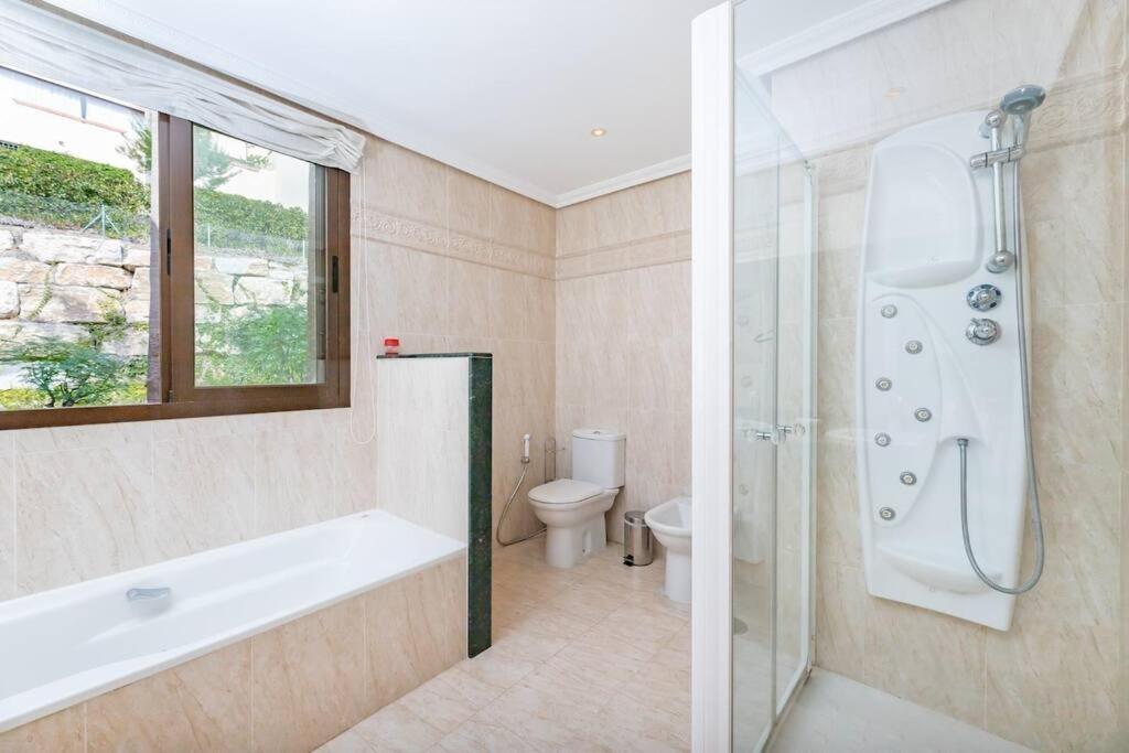 Apartment Spacious With Views, Pools + Rdr346 *