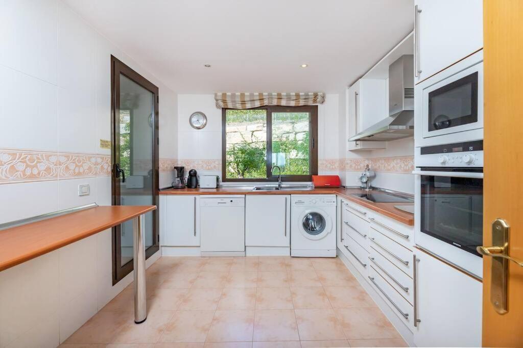 Spacious With Views, Pools + Rdr346 Apartment