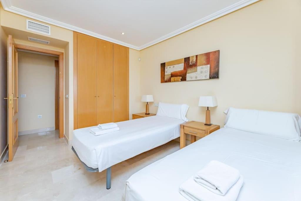 Spacious With Views, Pools + Rdr346 Apartment *