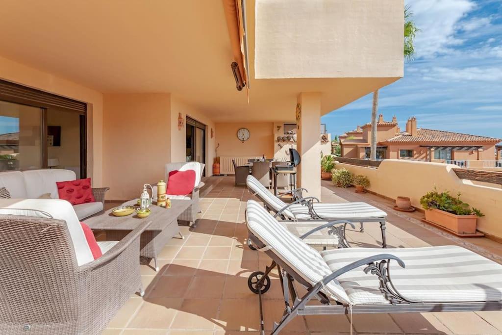 Apartment Spacious With Views, Pools + Rdr346