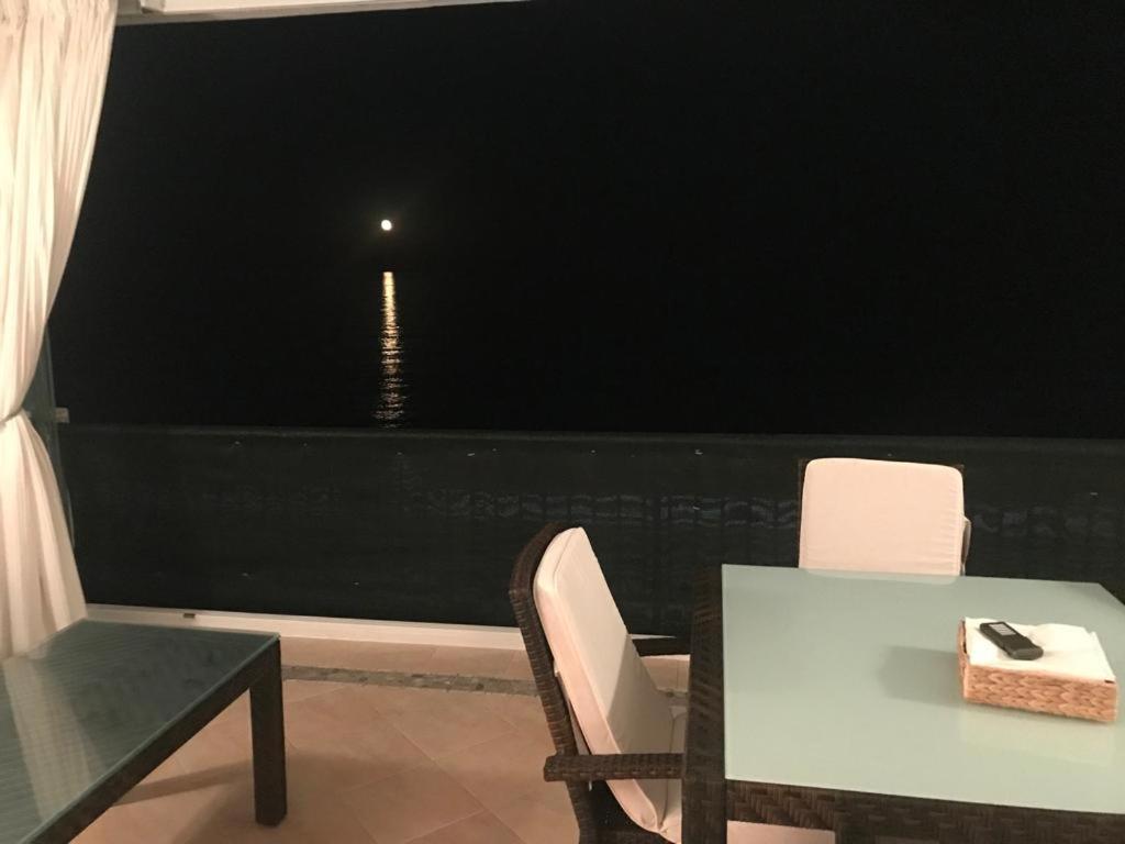 Magnificent Front Sea Views Apartment *
