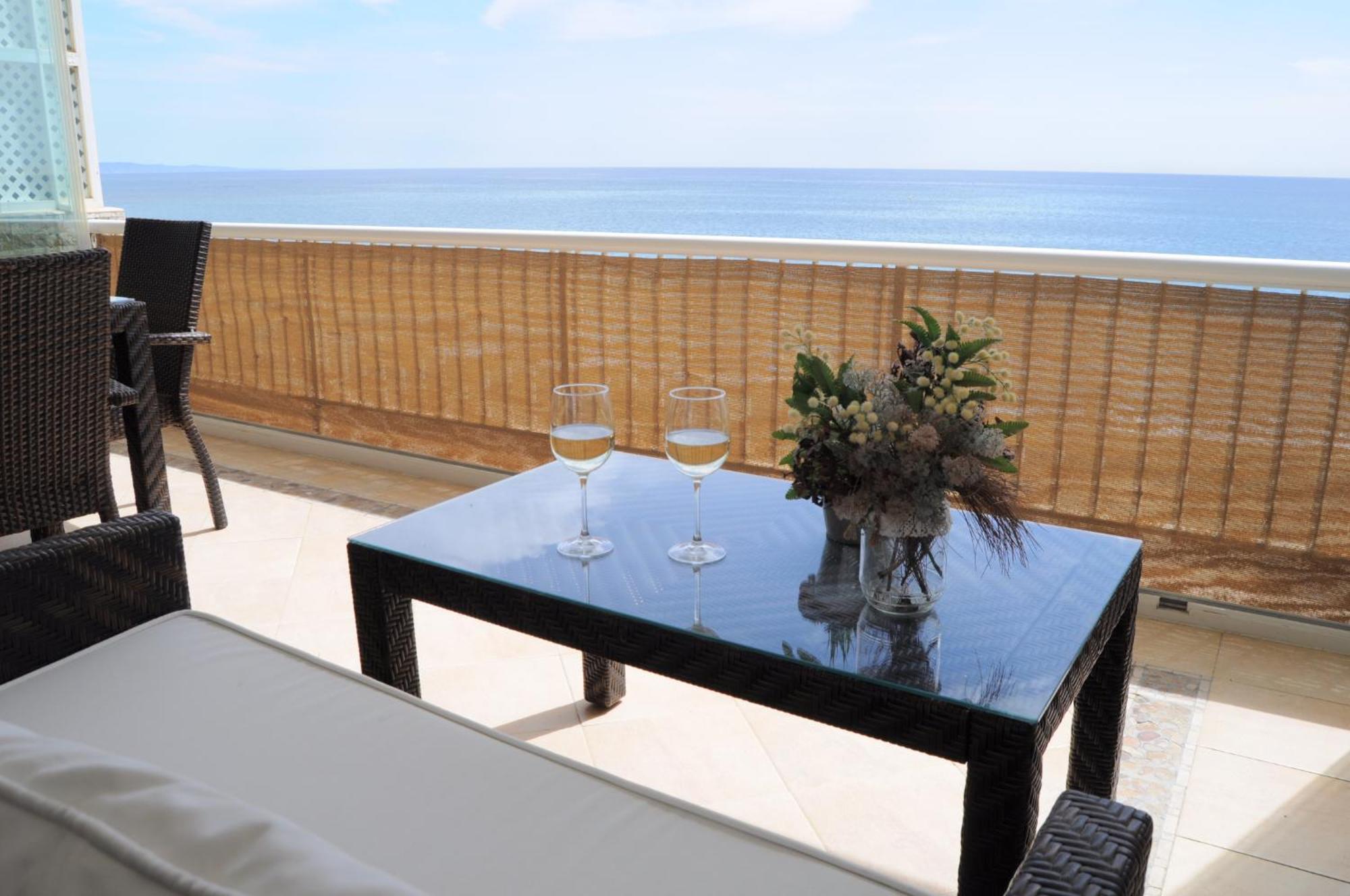 Apartment Magnificent Front Sea Views