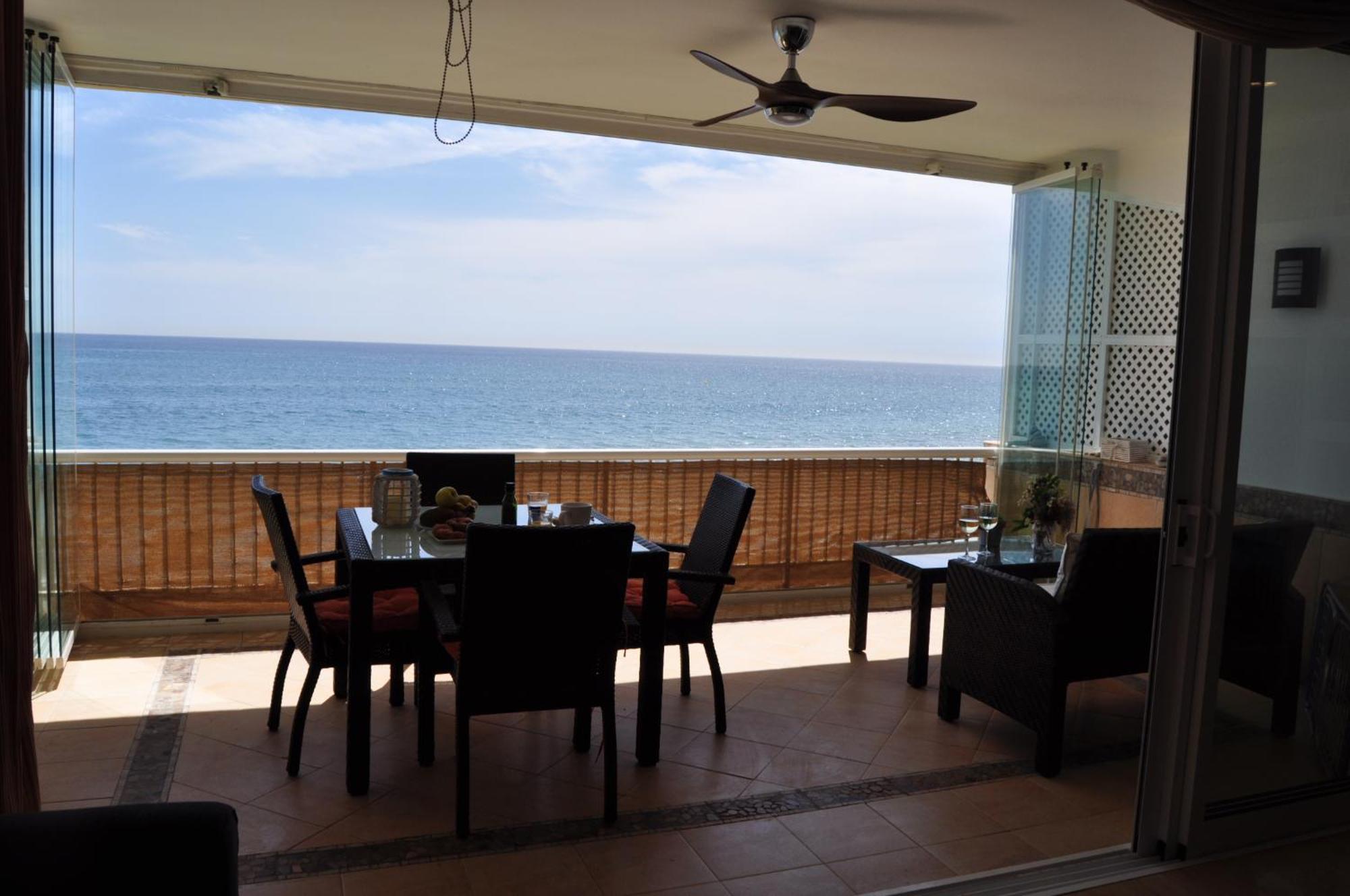 Magnificent Front Sea Views Apartment