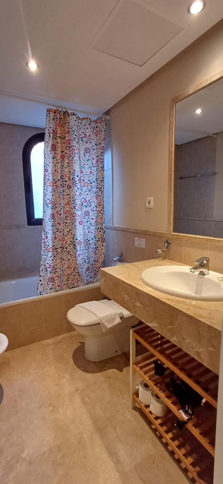De Tres Muy Espacioso Con Jardines Y Piscinas