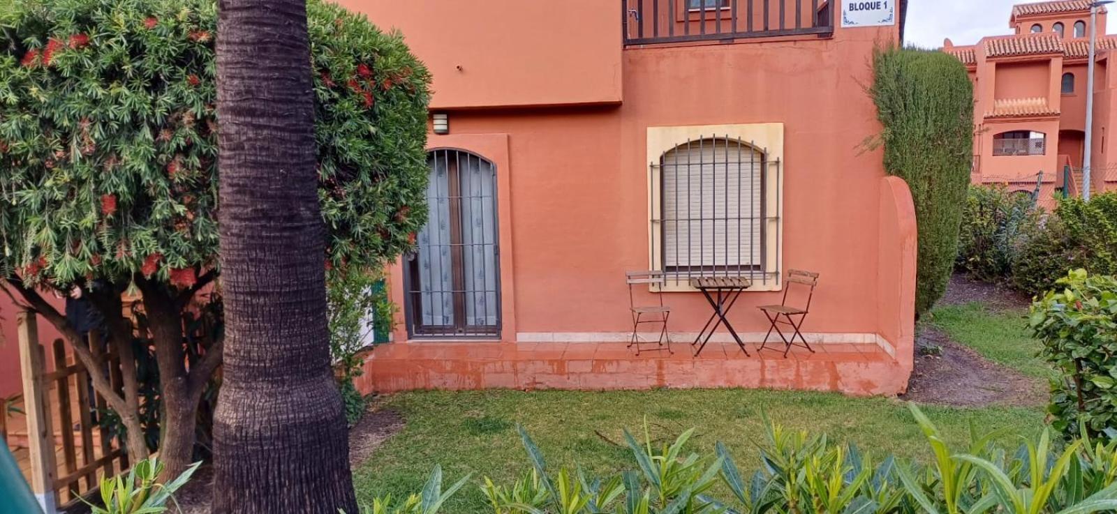 Apartamento De Tres Muy Espacioso Con Jardines Y Piscinas