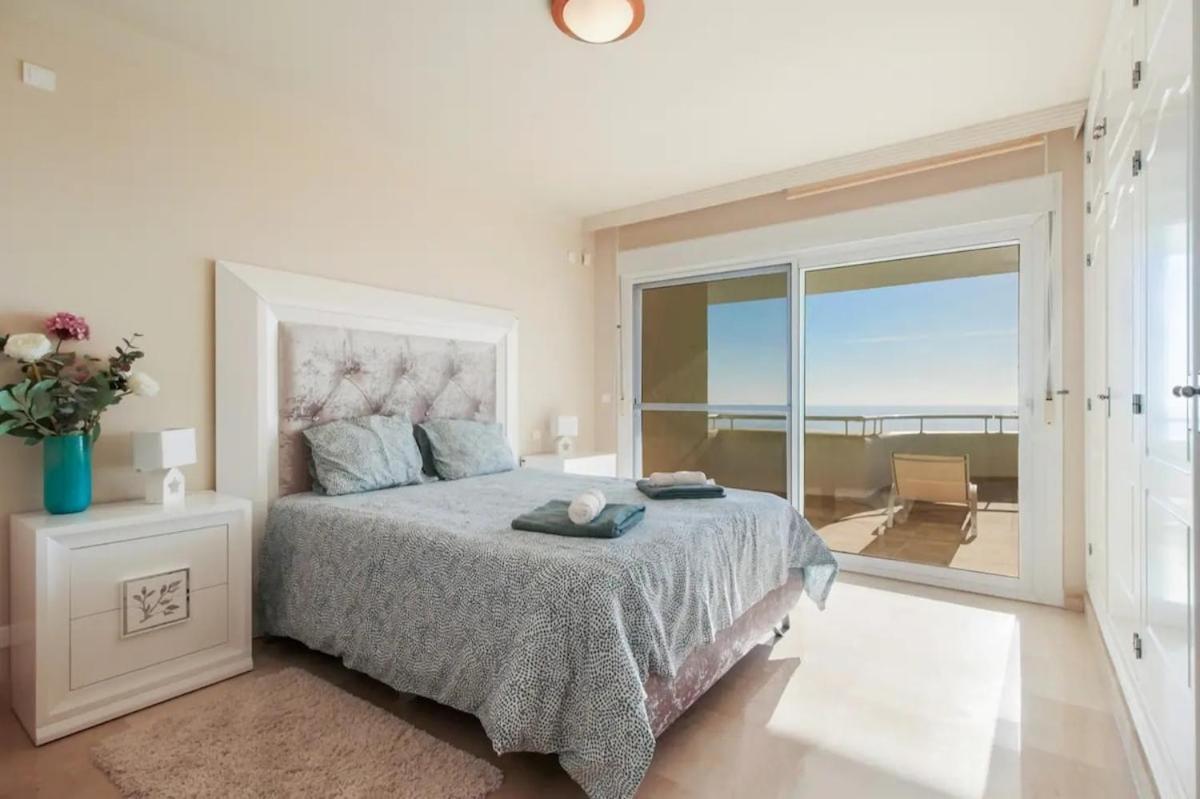 Large Beachfront Apartamento Estepona