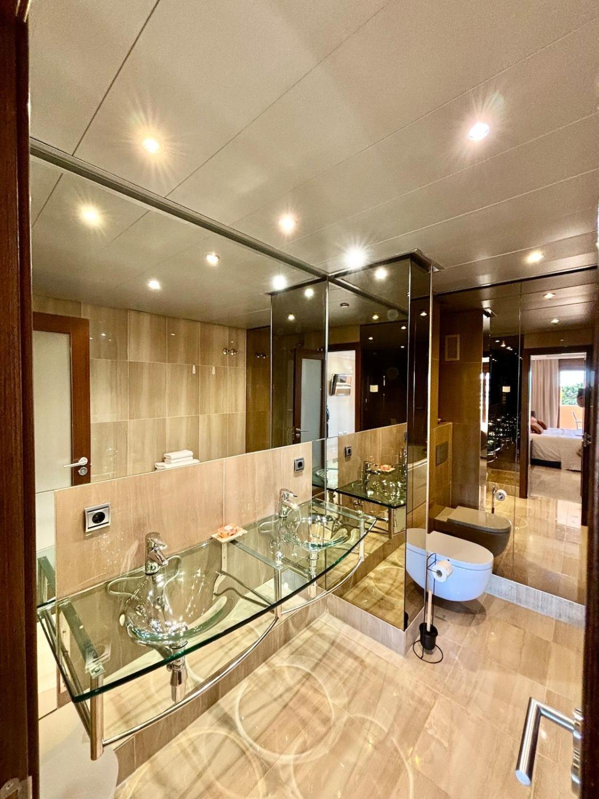Appartement 5 Stars Beachfront Paradise - Seaview, Always Heated Pool, Gym, Sauna!
