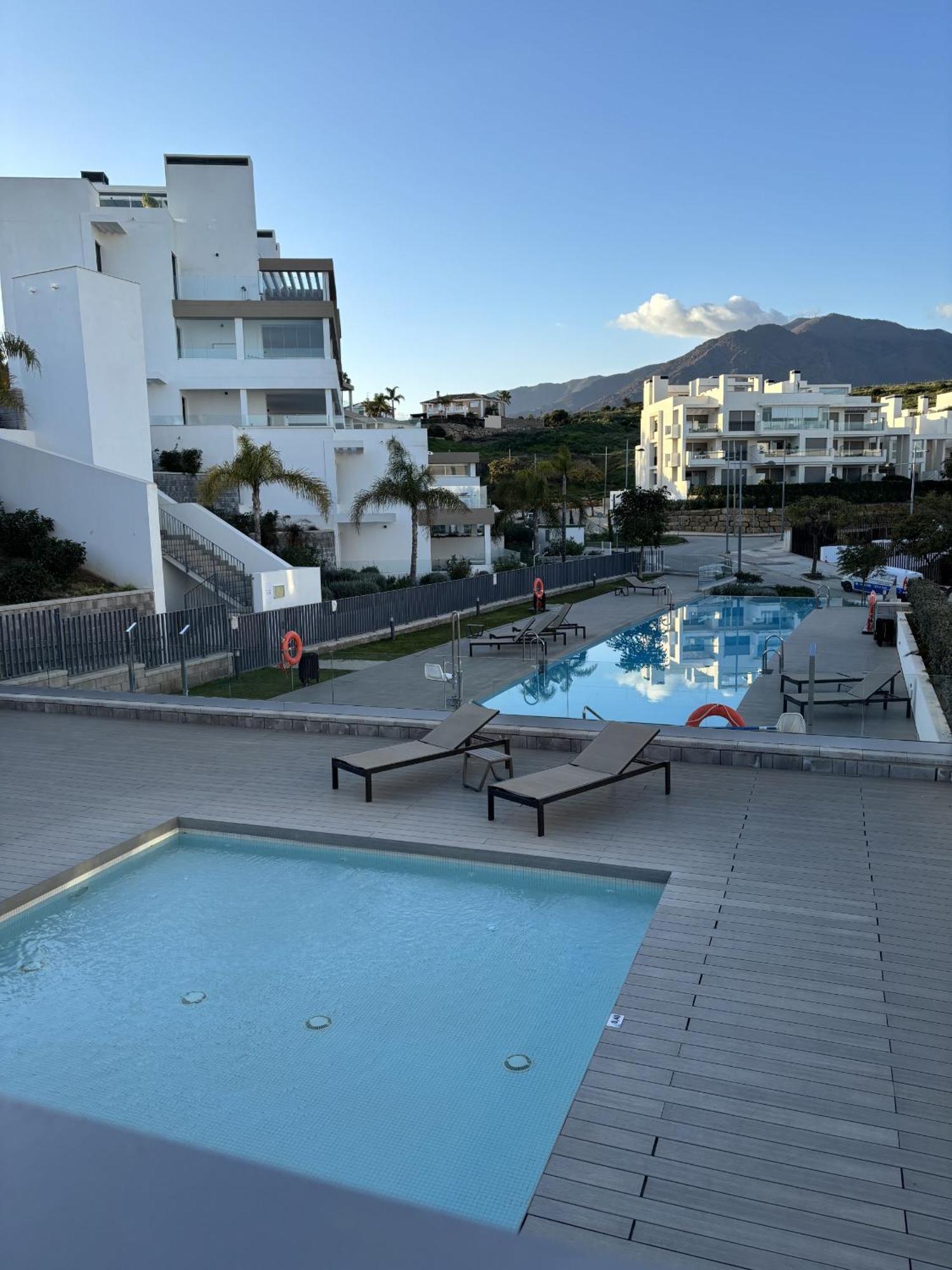 Sb311g - Modern & Well Connected 2 Bed Apartment *