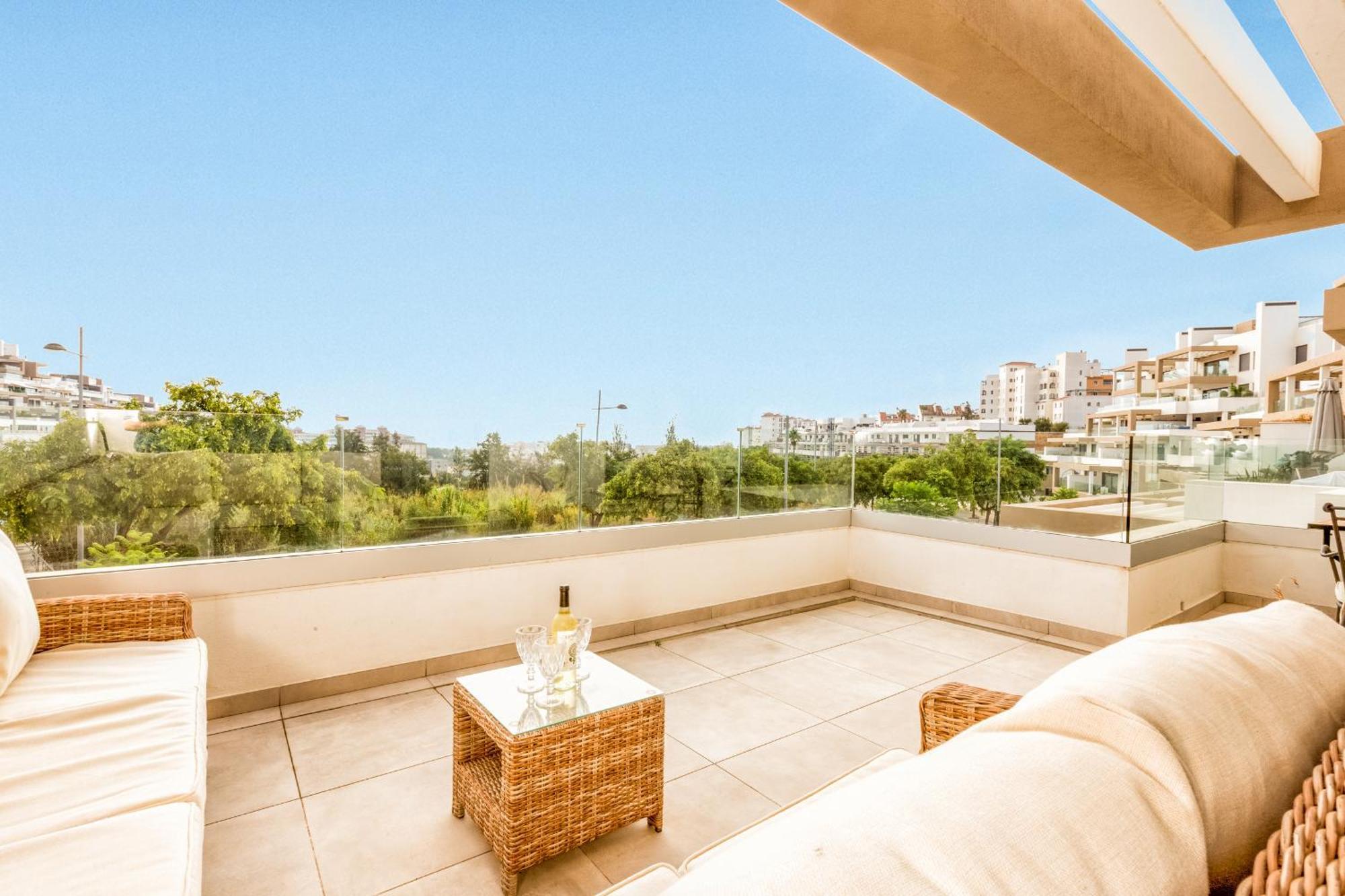 Sb311g - Modern & Well Connected 2 Bed Apartment