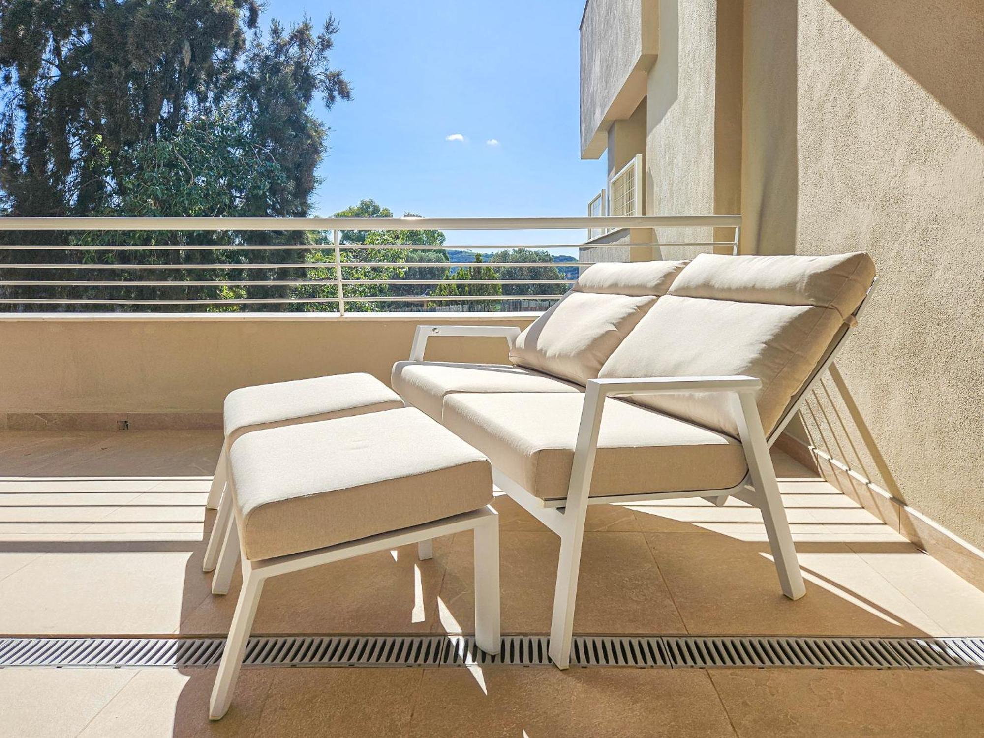 Two Bedroom In Sunny Golf,