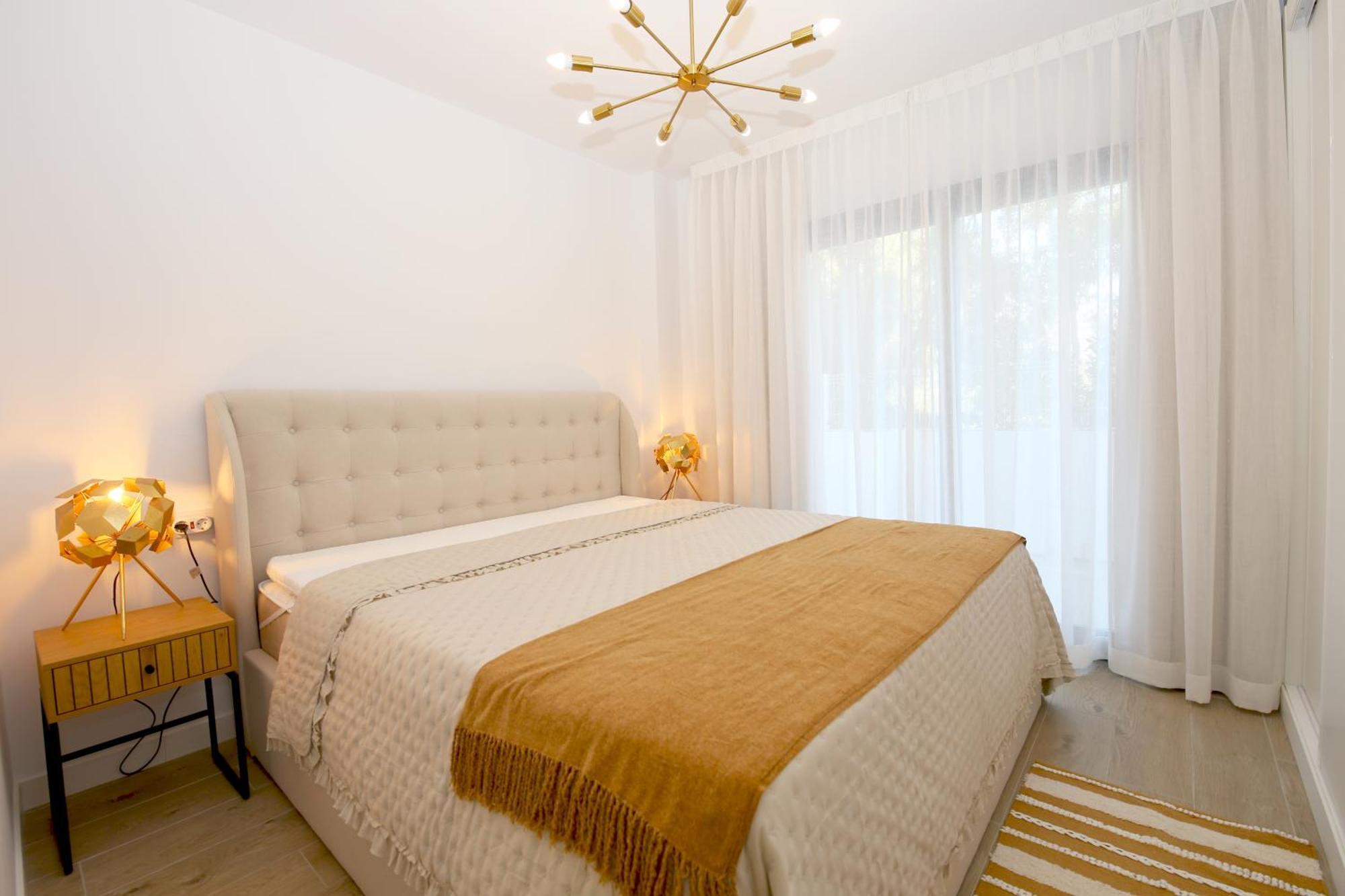 West Luxury Leona
