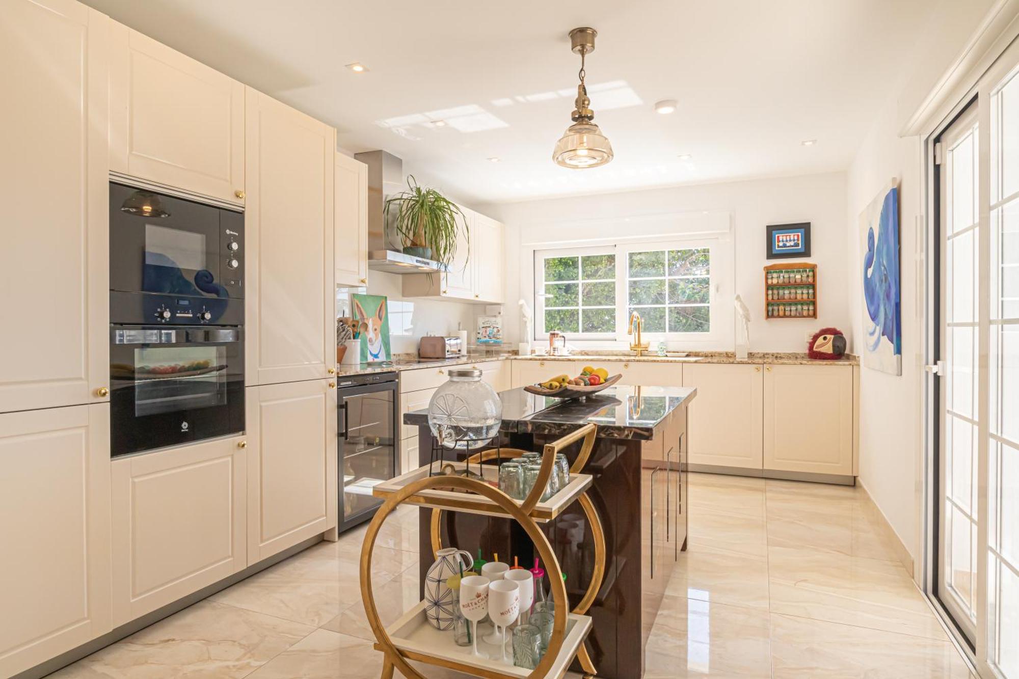 Luxury Family Escape Golf & Pool Retreat - Happy Apartment *