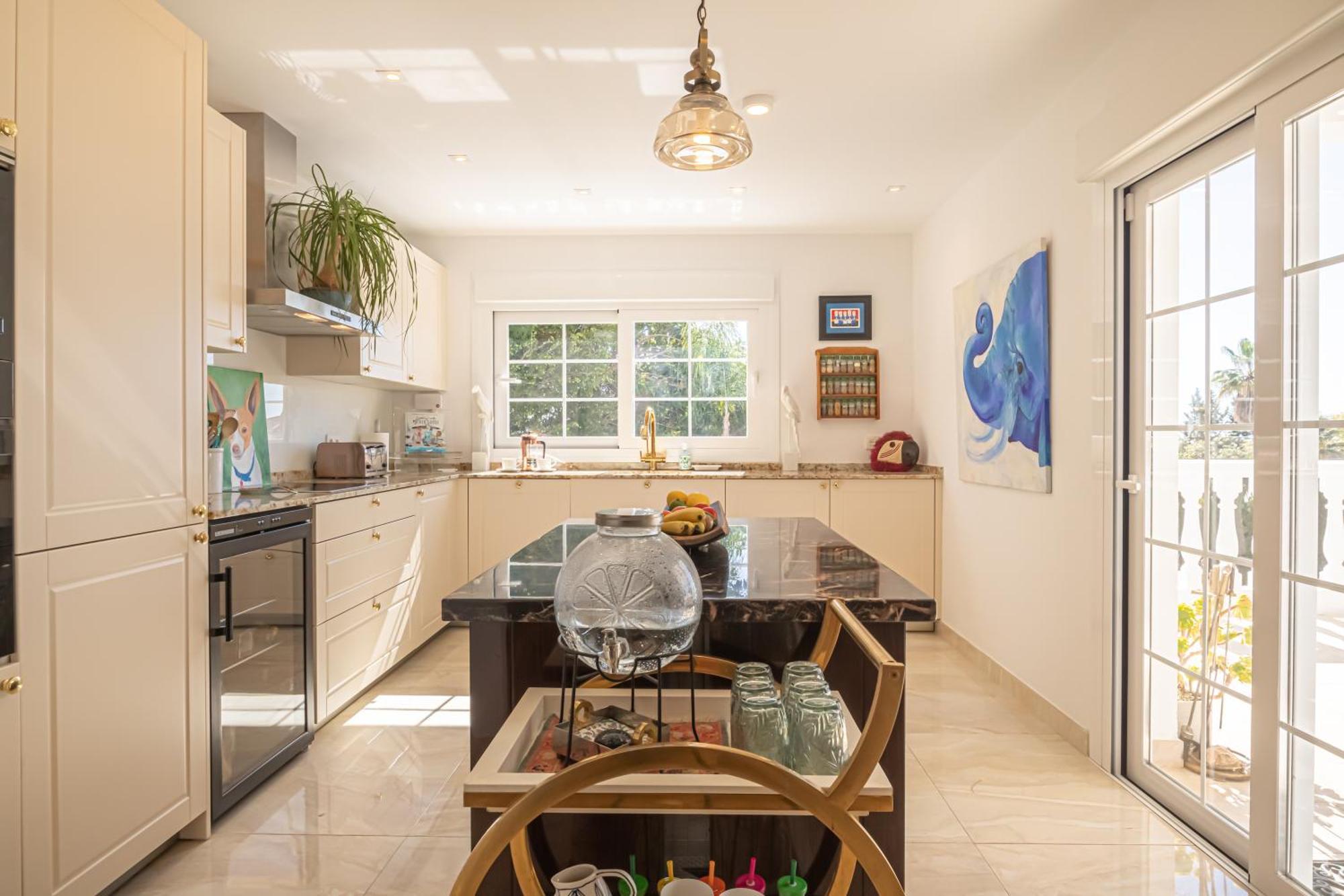 Luxury Family Escape Golf & Pool Retreat - Happy Estepona