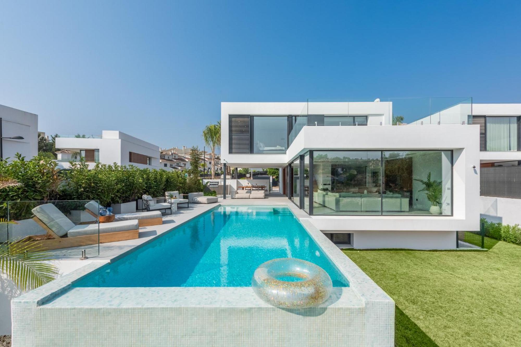 Extravagant 5 Bdrm Golfer's With Private Pool Estepona