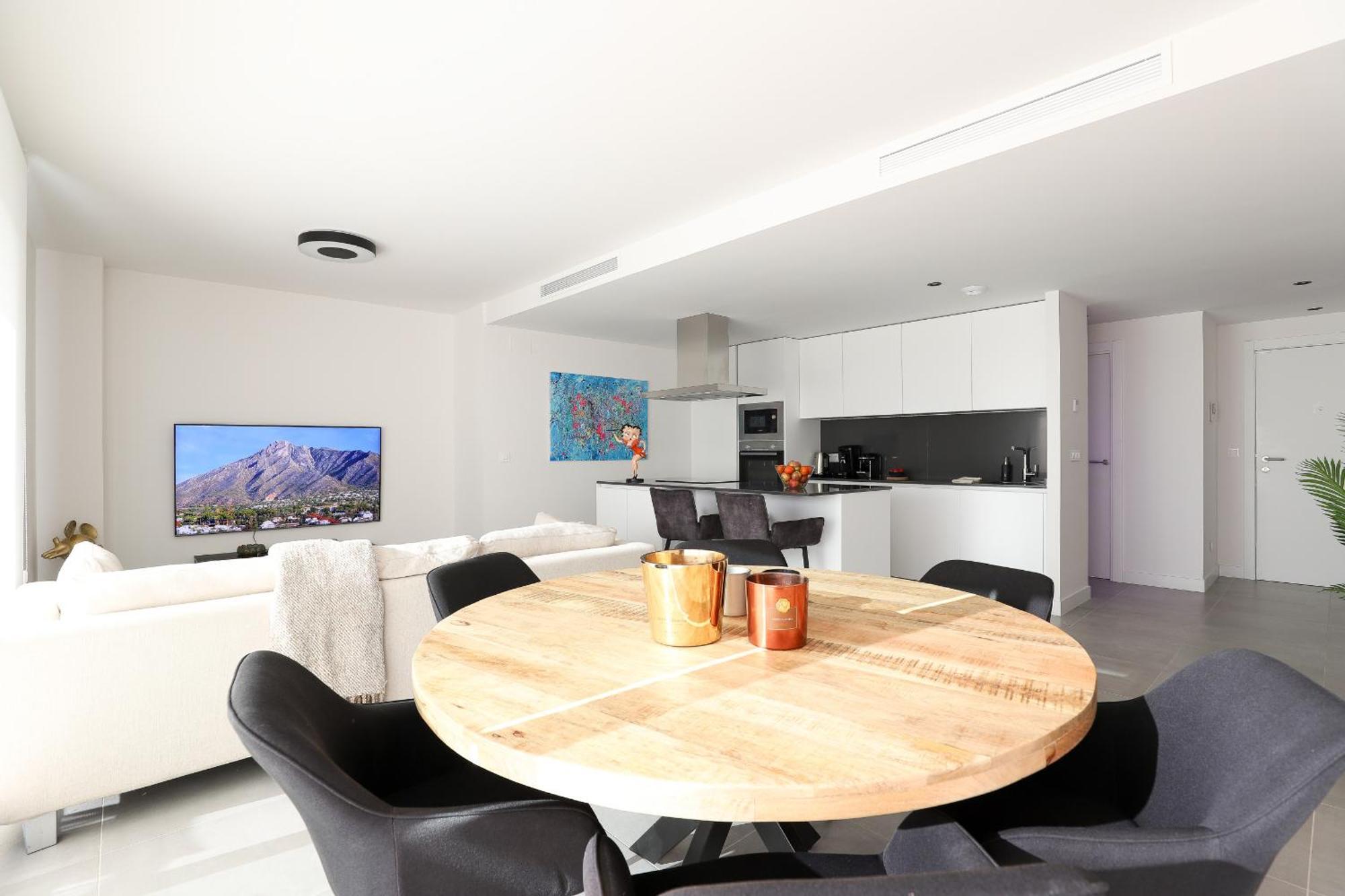 Oasis 325 Kronos - 3 Bedroom Apartment Estepona